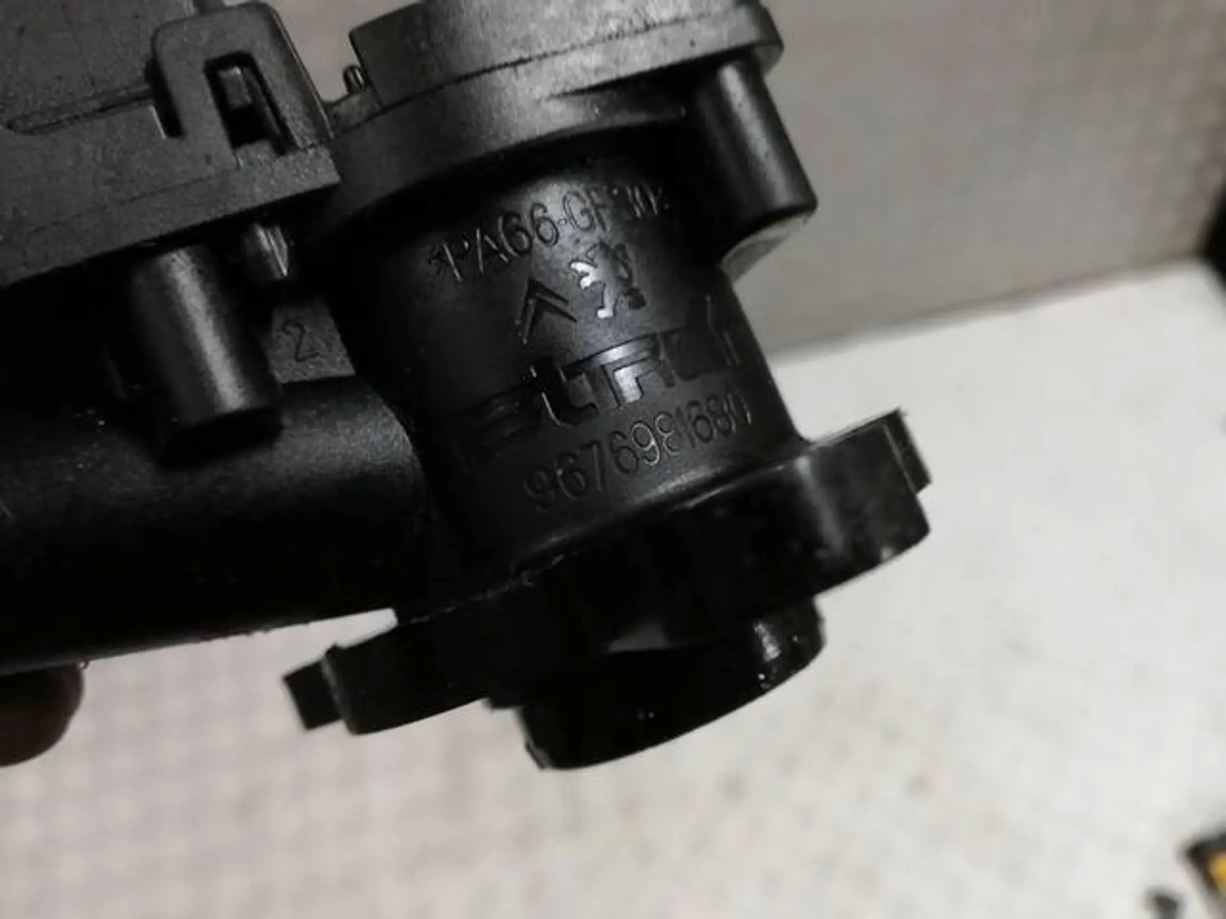 ZAWÓR UPUSTOWY CITROEN C3 AIRCROSS 1.2 THP 9806487880 Typ samochodu Samochody osobowe