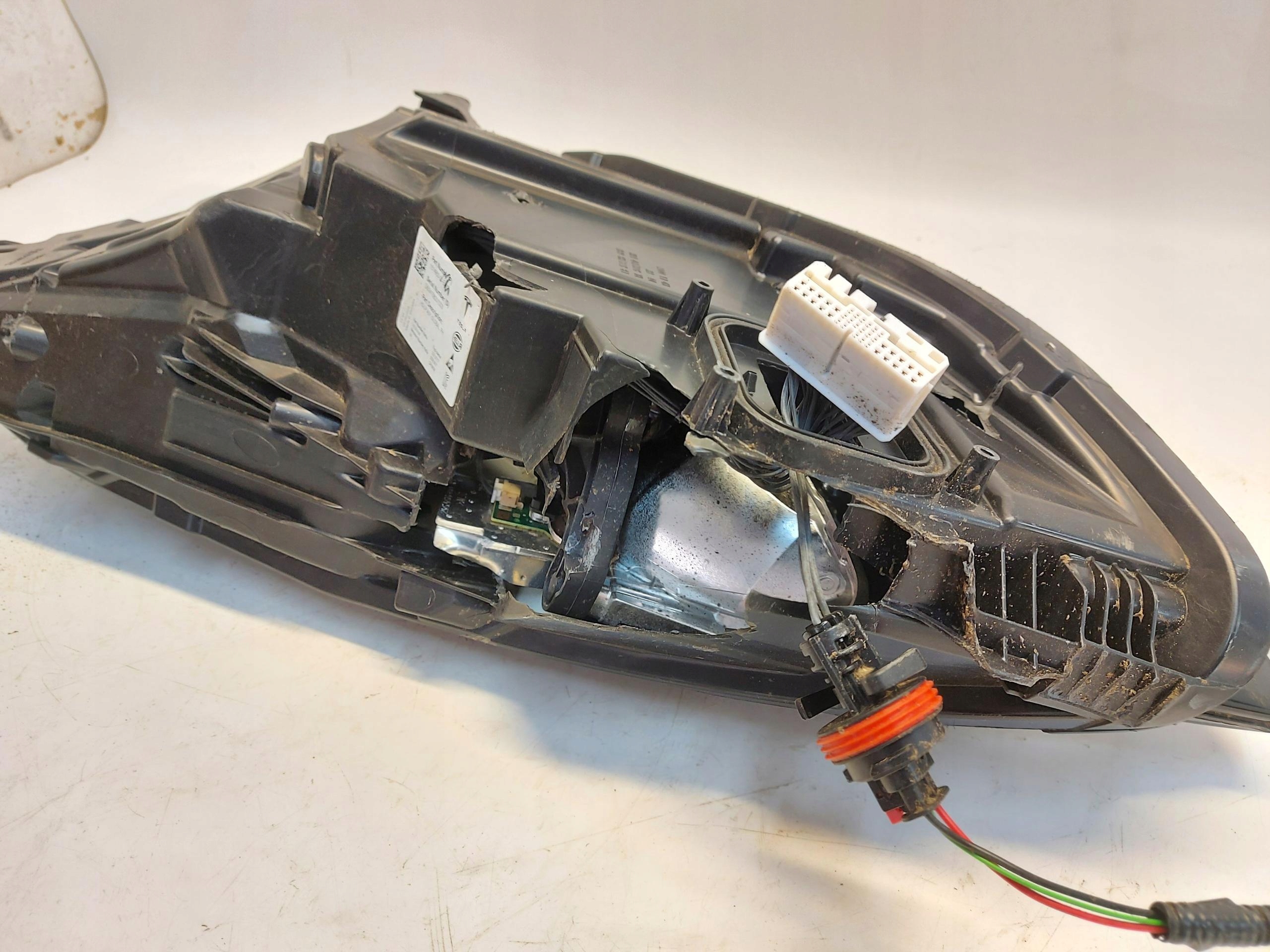 TESLA MODEL Y 2024r light right front 1514953-00-E damaged