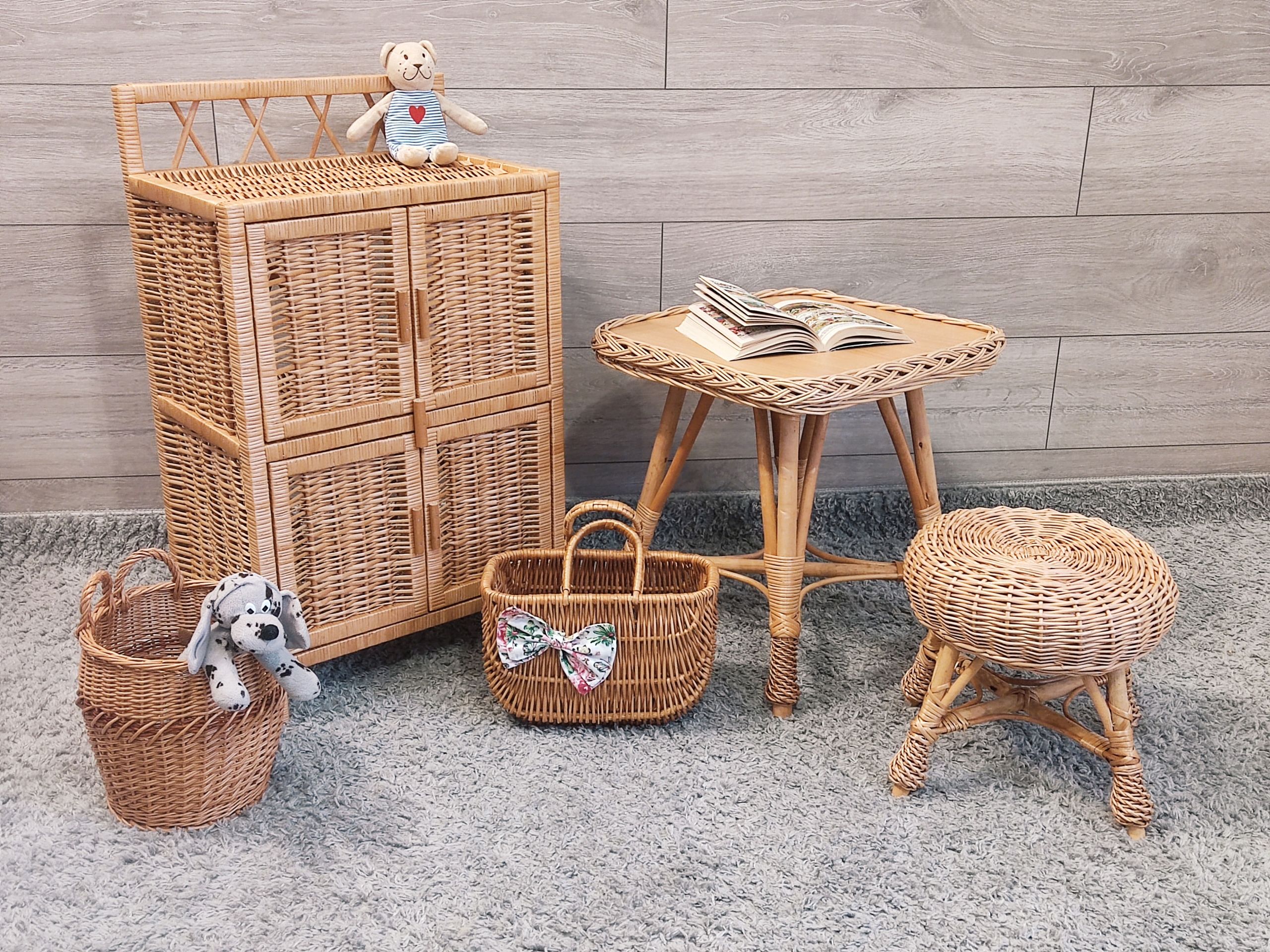 KOSZYK WISIENKA, PRZYBORNIK NA DROBIAZGI Z WIKLINY Kod producenta KOSZ-SCHOWEK-WISIENKA