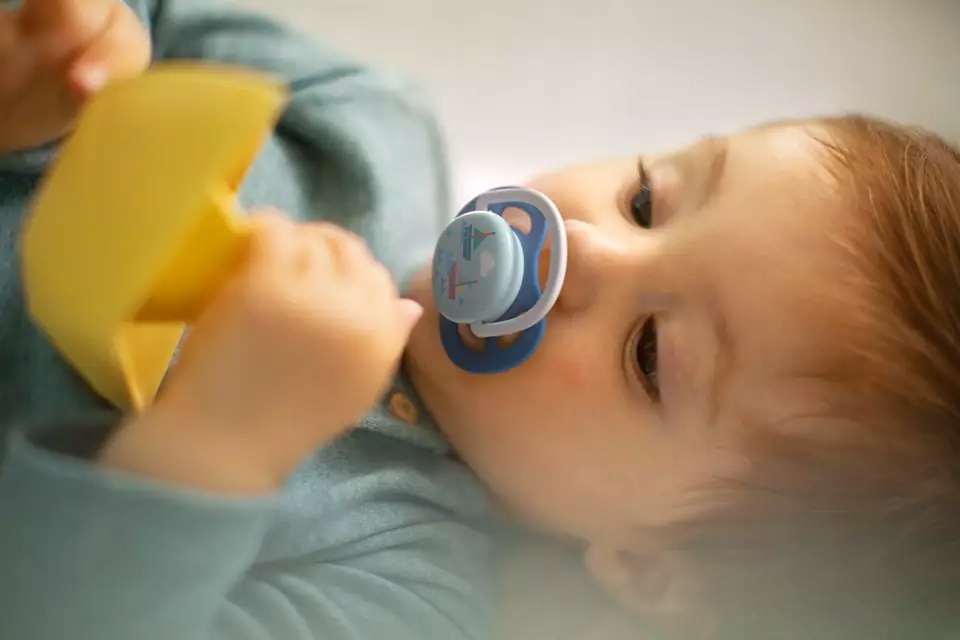 AVENT SMOCZEK ULTRA AIR 6-18M ODDYCHAJĄCY + ETUI Materiał smoczka silikon