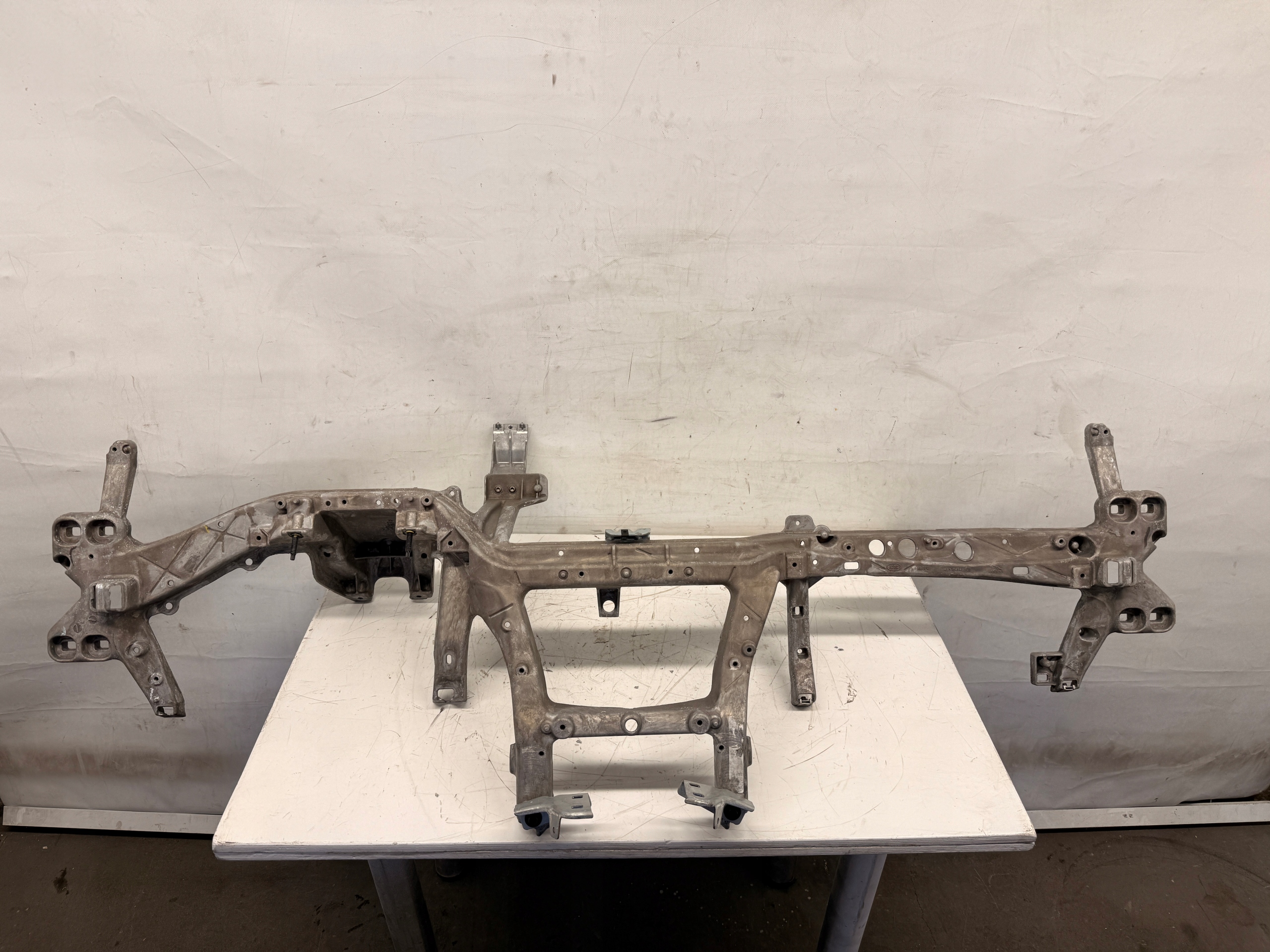 Range Rover Velar sider support below deske HK83-04545-CB