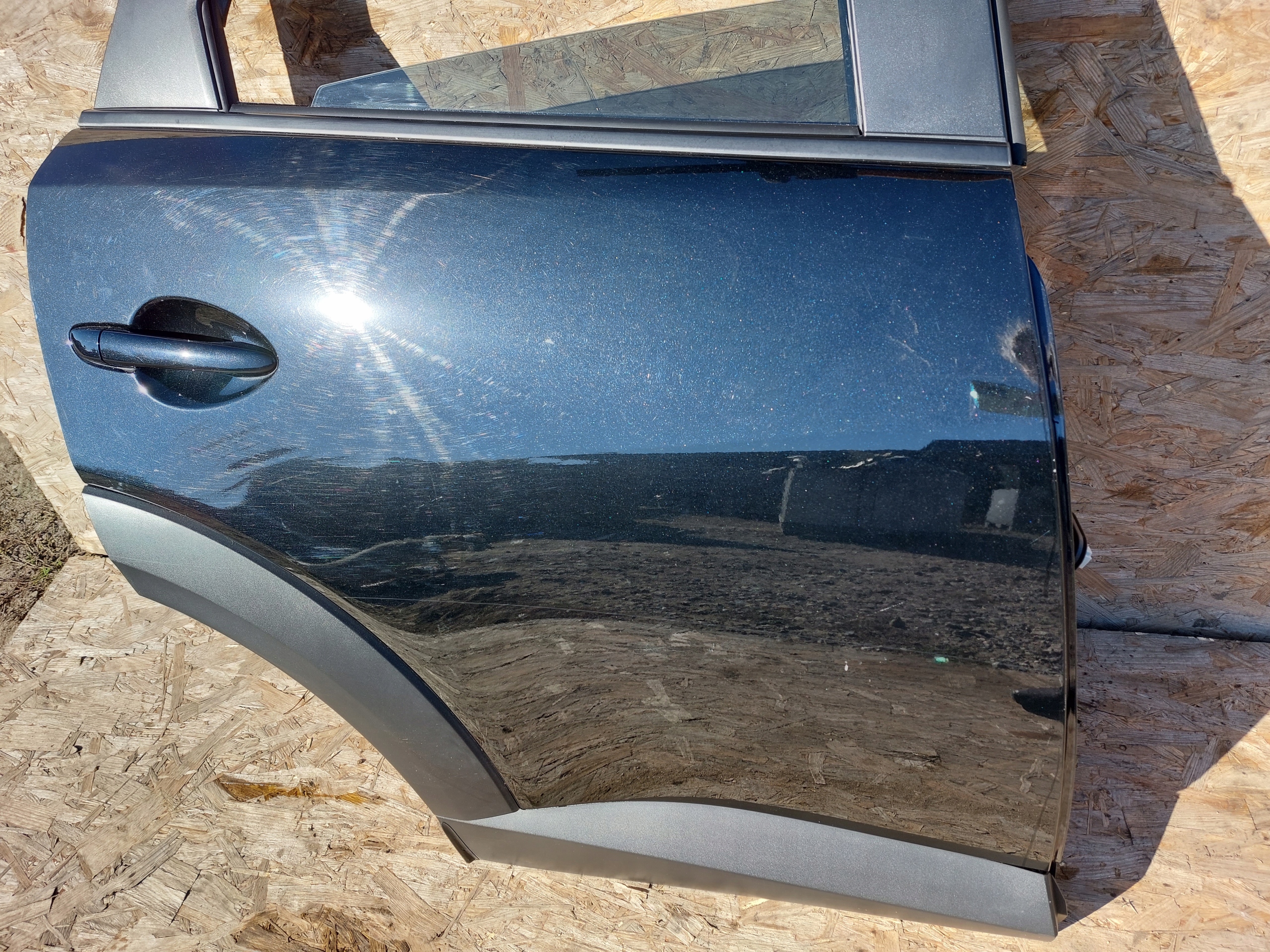 CX-3 DRZWI PRAWY TYŁ TYLNE CZARNE 41W Producent części Mazda OE