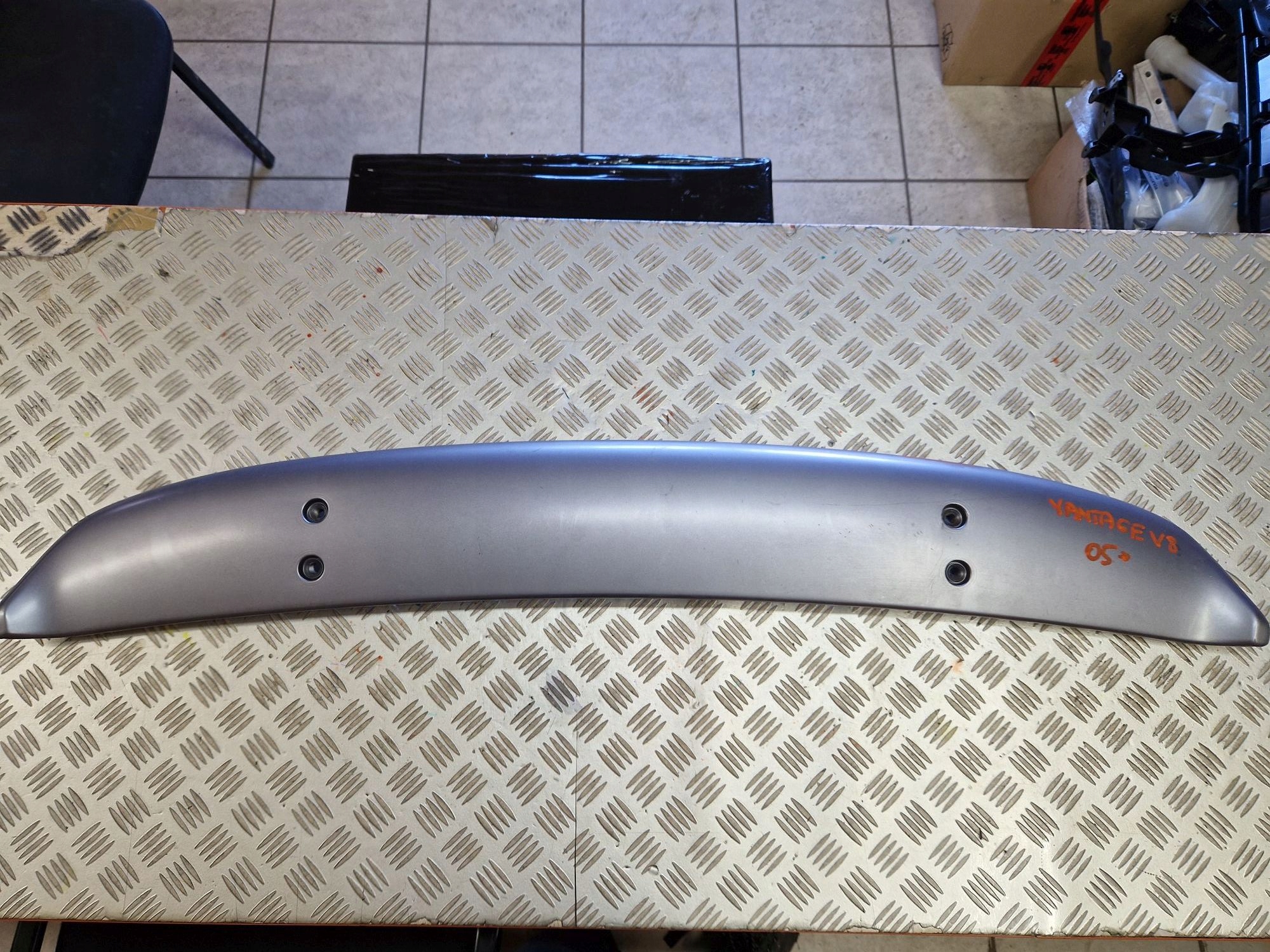 SPOILER LOTKA DU CAPOT ASTON MARTIN VANTAGE V8 2005R->