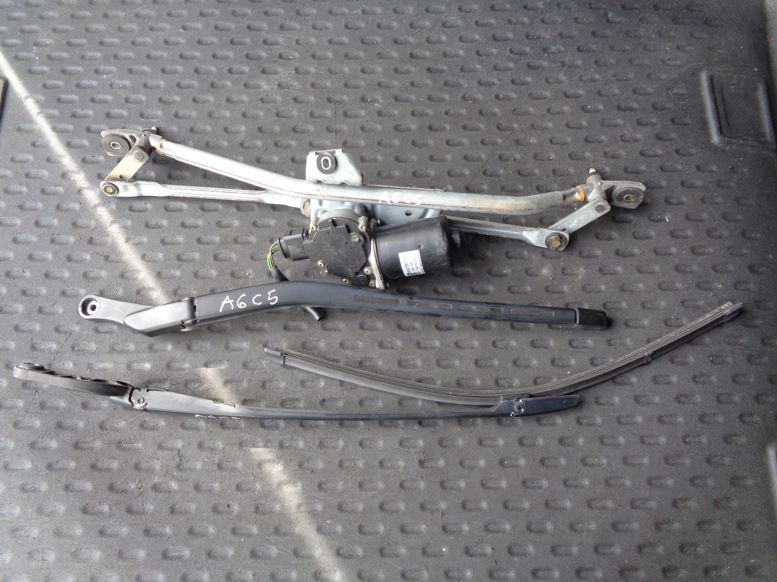 MECHANIZM WYCIERACZEK + RAMIONA AUDI A6 C5 ALLROAD