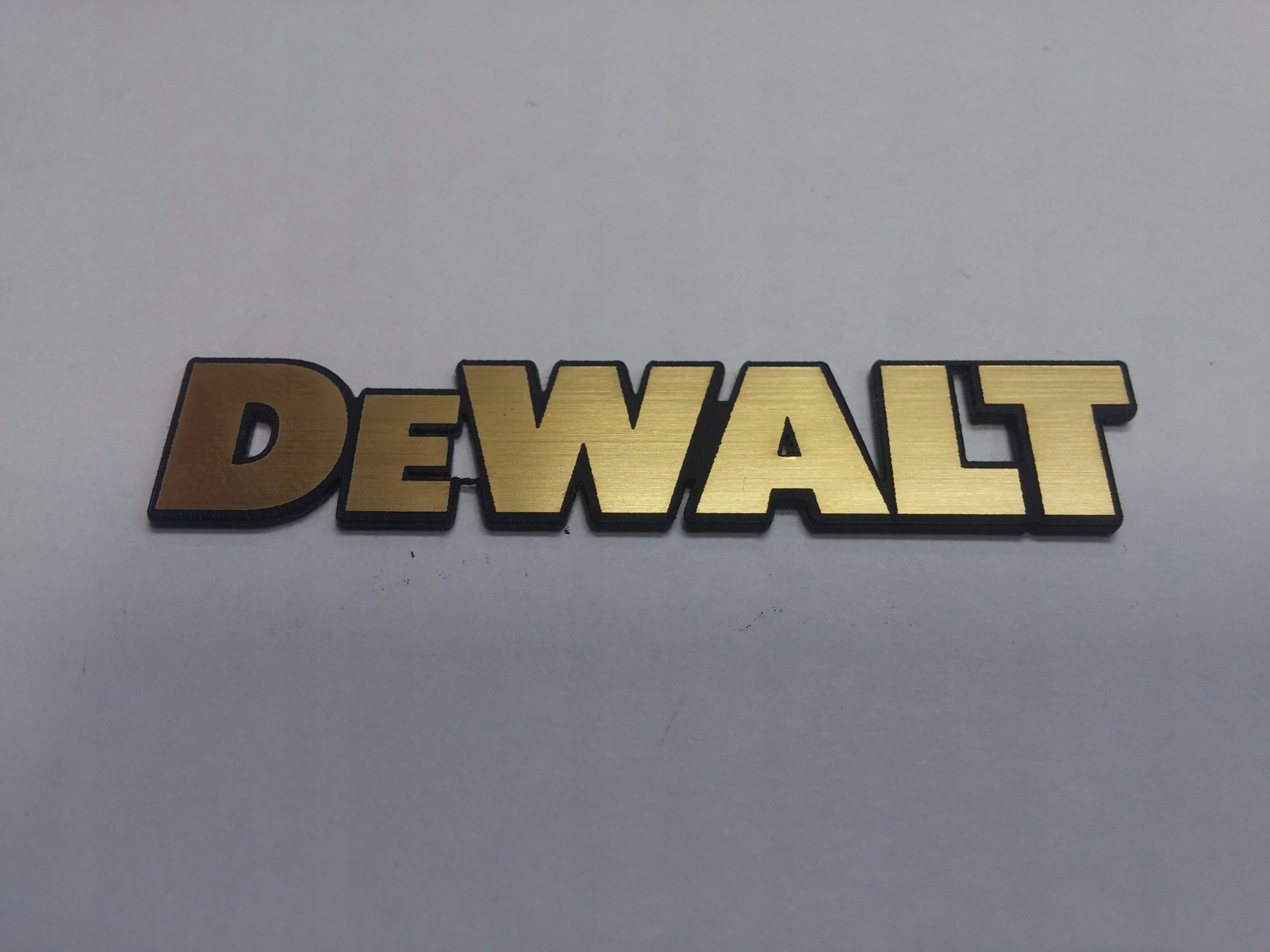 

Dewalt naklejka emblemat 60 x 12 mm * Złota
