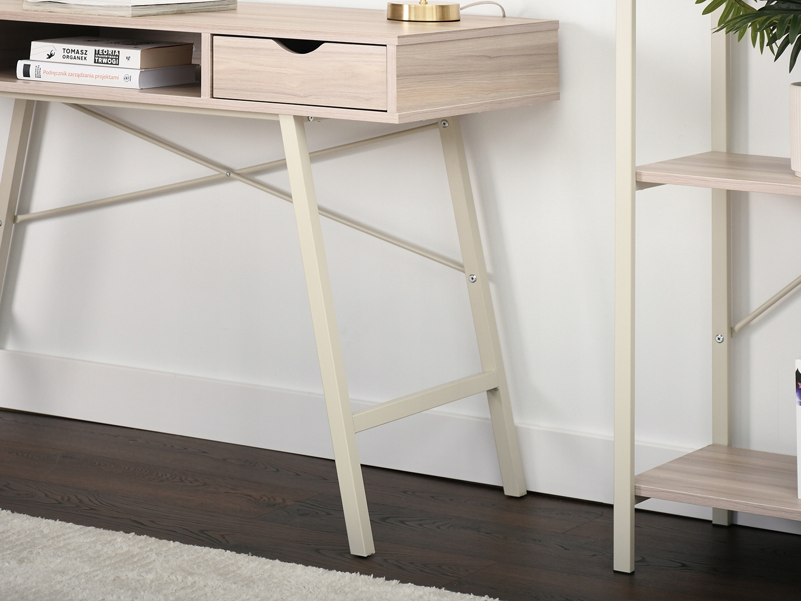 ELEGANCKIE BIURKO Z DWIEMA SZUFLADAMI GAVLE JESION BEŻ NA KREMOWYM STELAŻU Szerokość przestrzeni na nogi 120 cm