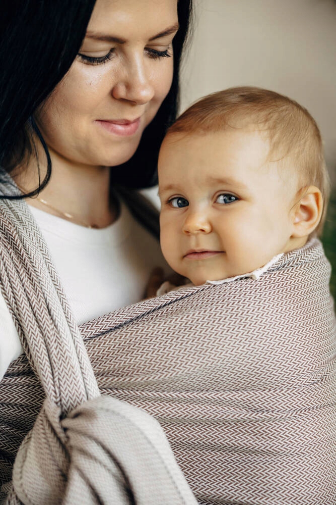 Chusta tkana LennyLamb - Mała Jodełka Almond 3.6m. Opcje noszenia Na plecach Przodem