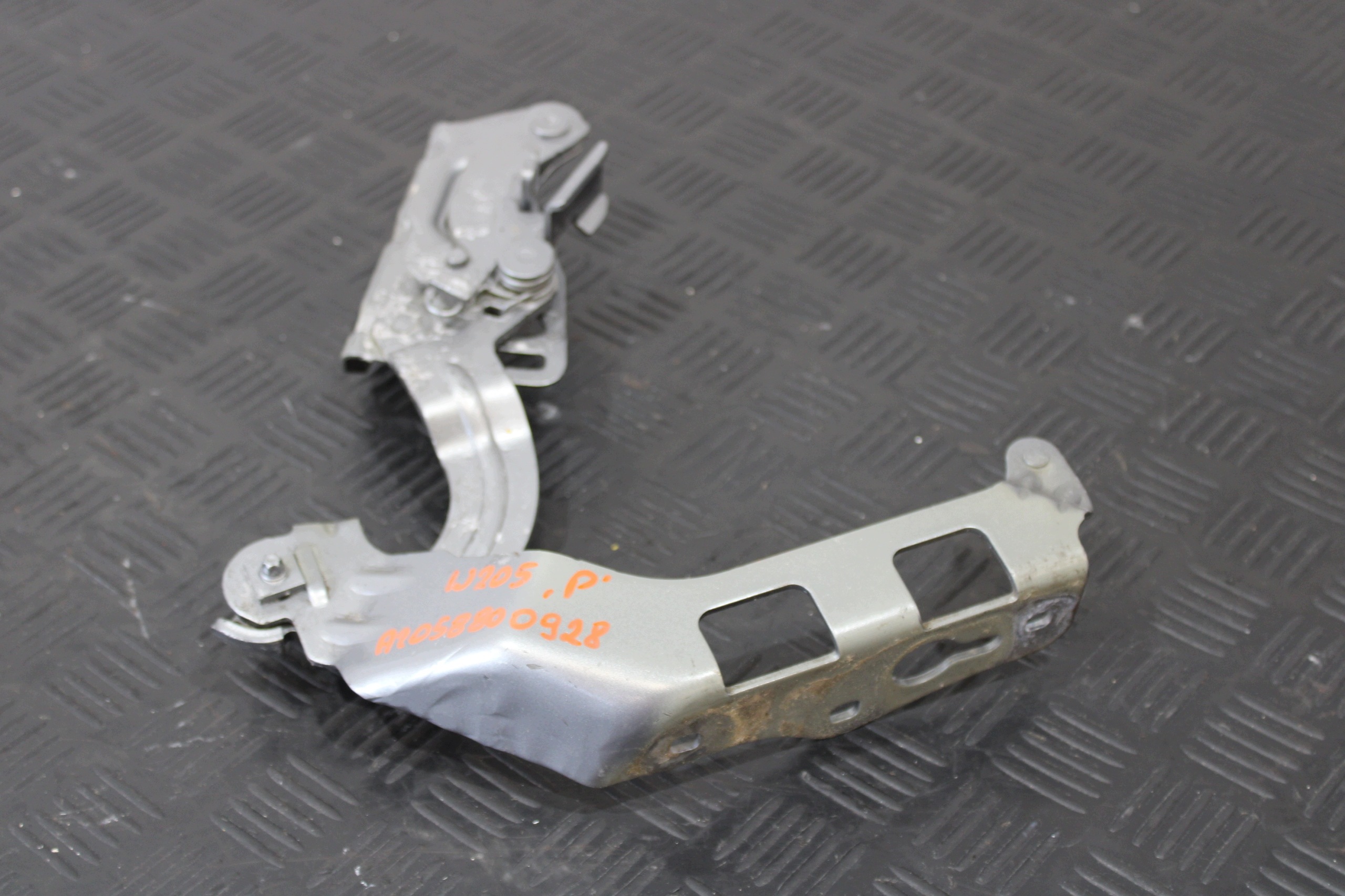 hinge bonnets right A2058800928 MERCEDES C-KLASA W205