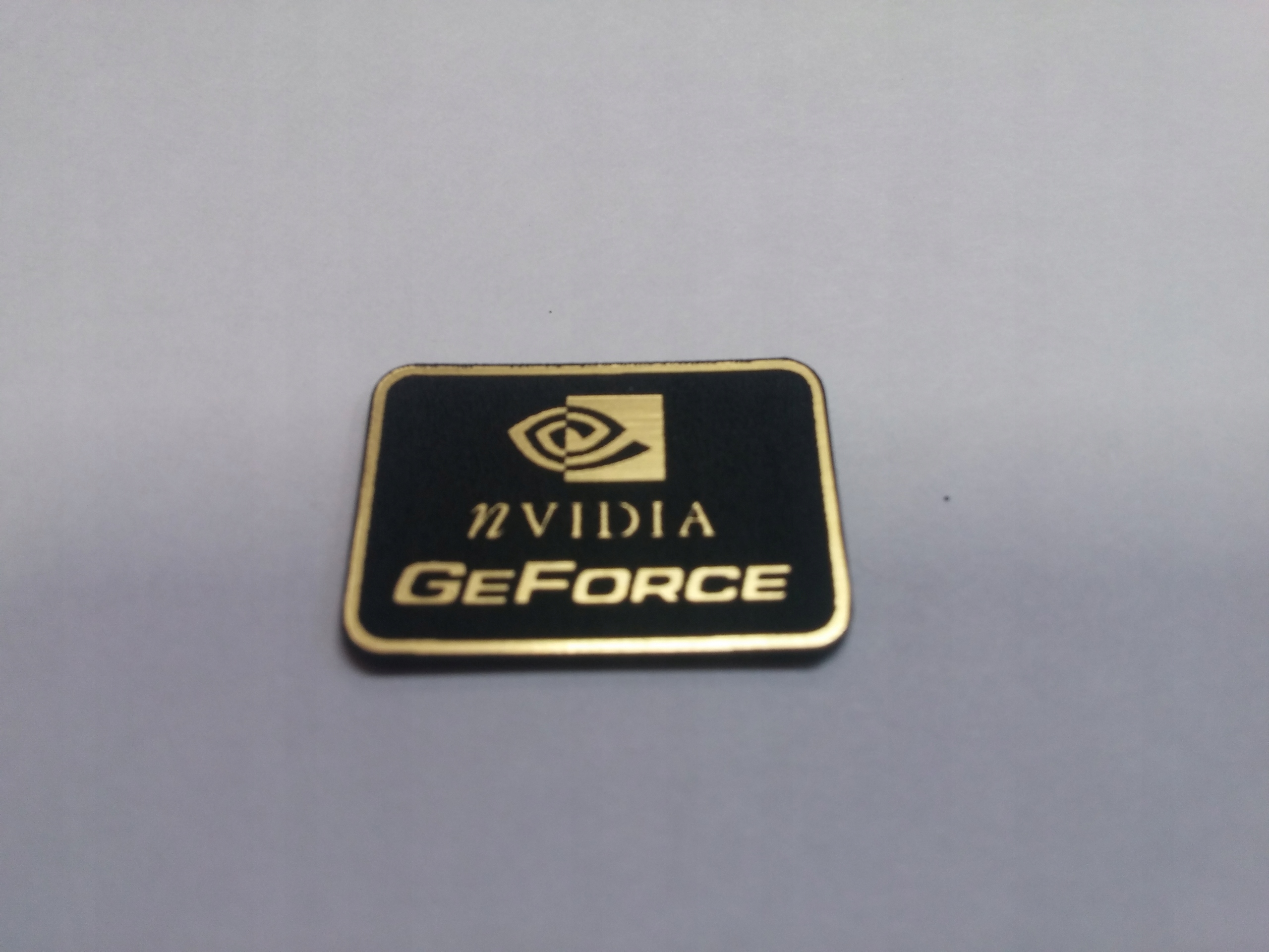

Nvidia Geforce naklejka emblemat 24x12 mm * Złota