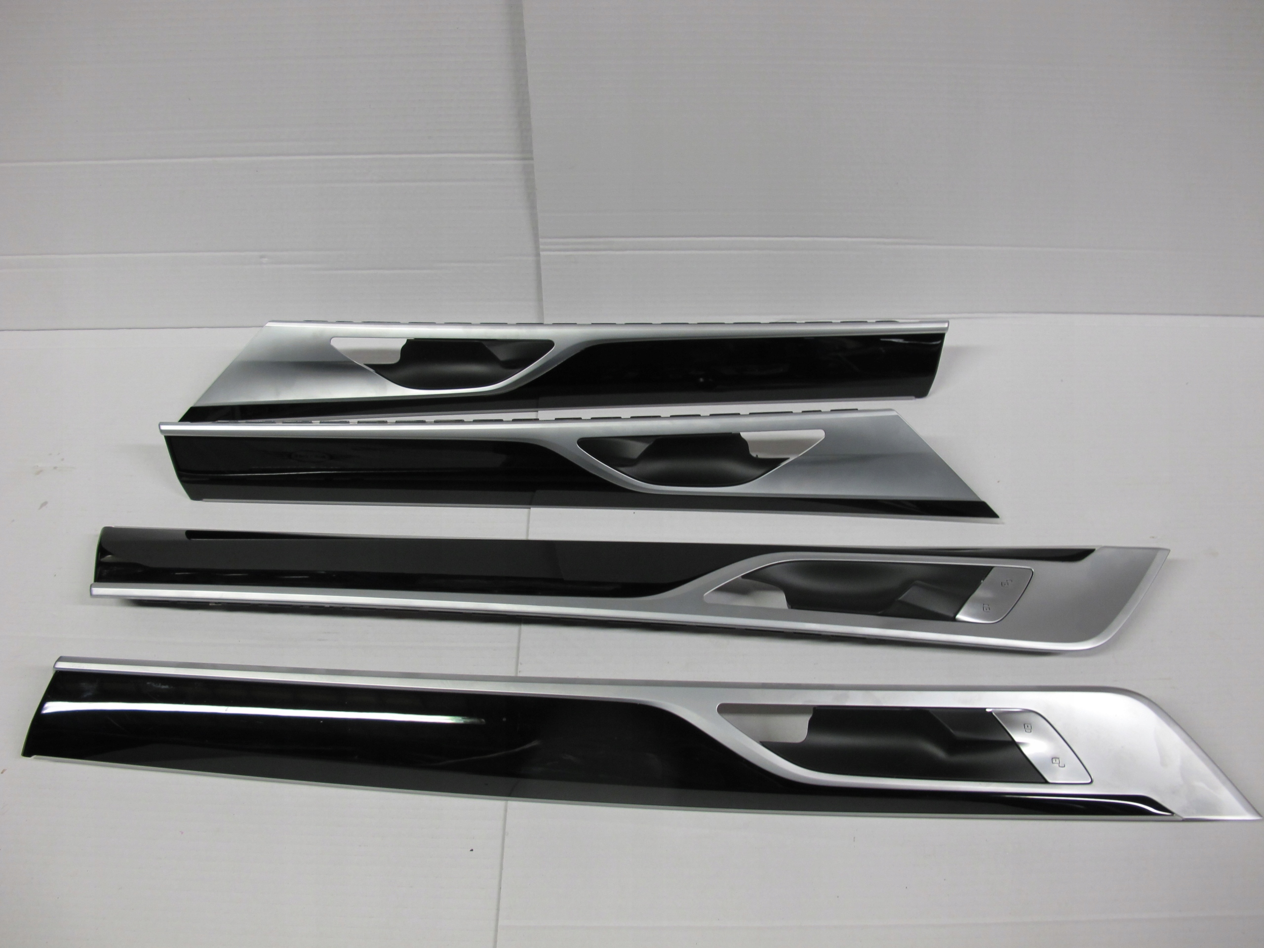 LISTWY OZDOBNE BOCZKÓW BMW G12 LED PIANO-BLACK