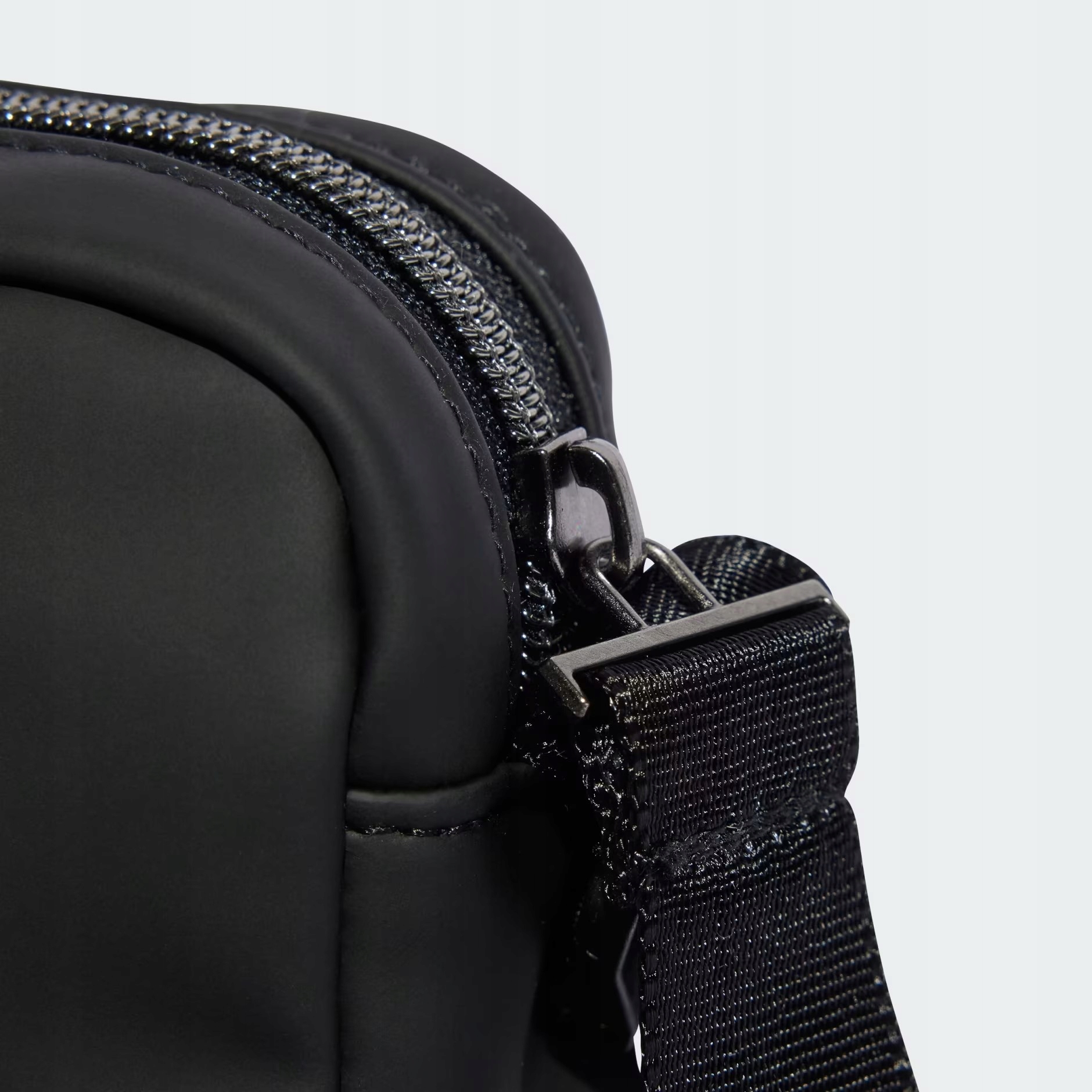 Adidas Eco Skóra Torba Mała Czarna Na Ramię ESSENTIALS IV7506 Kolor czarny