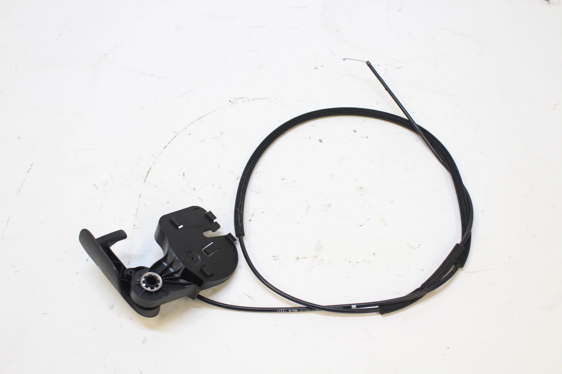 Audi A3 8V кабель капота 8v1823535b