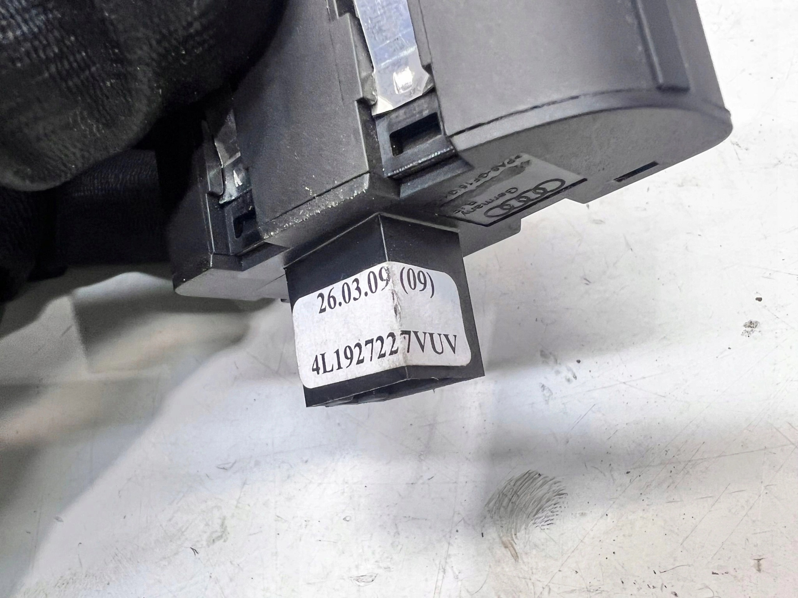 Schalter OTWIERANIA Handschuhfach AUDI A6 C6 4L1927227