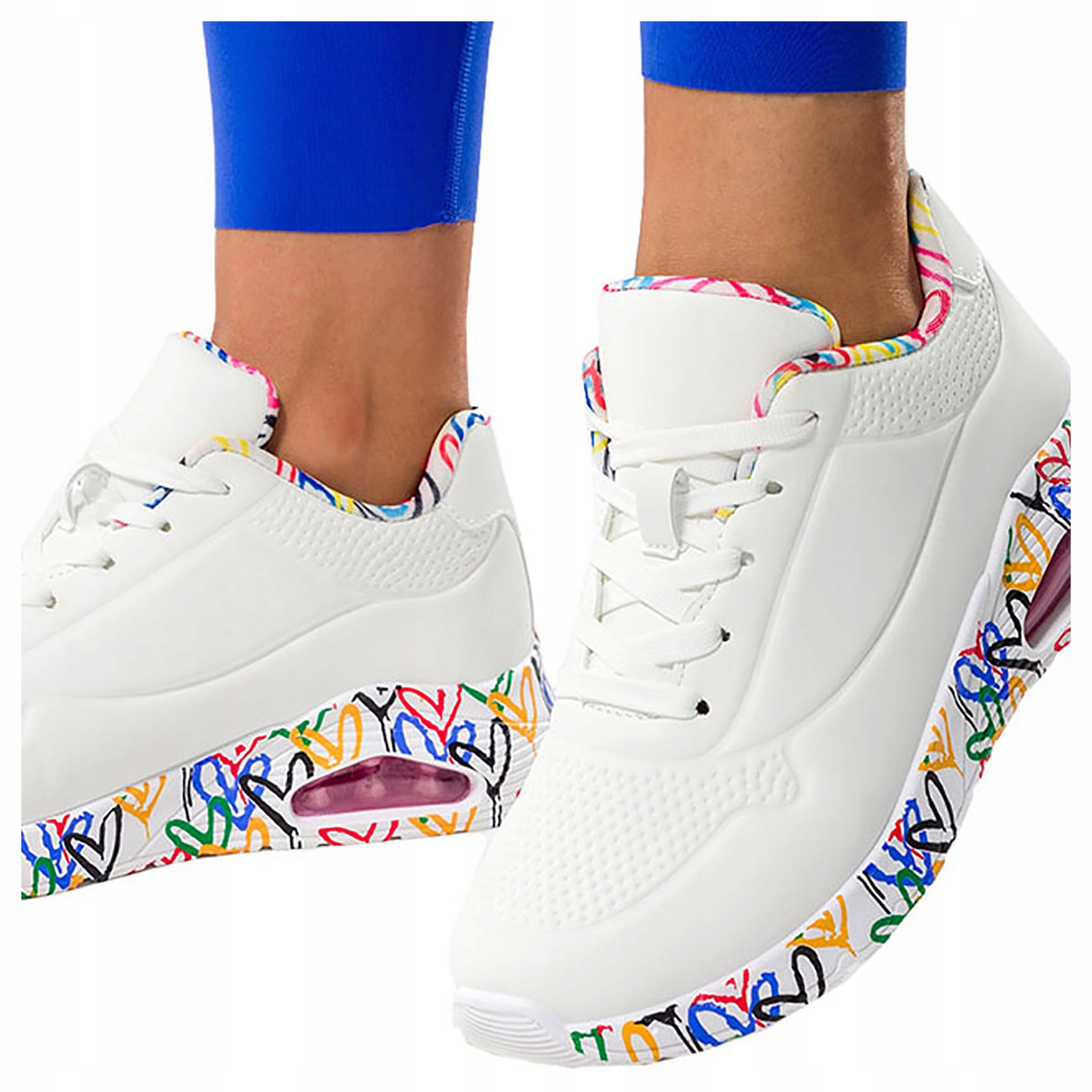 Sneakersy Dámská sportovní obuv bílá na klínku se šněrováním ve tvaru srdce, velikost 39