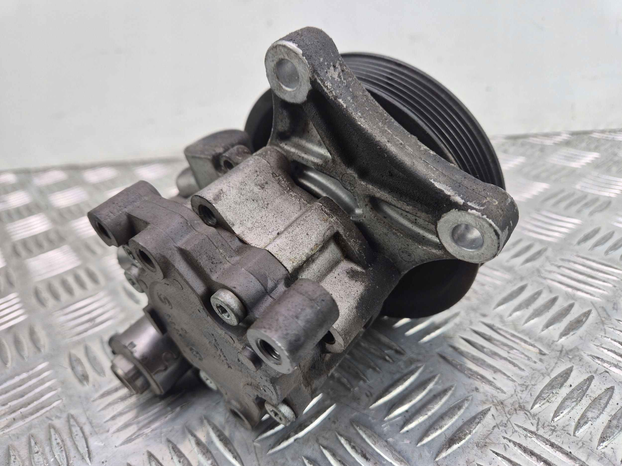 Mercedes C200 CGI W204 servo pump A0064667501 M271860