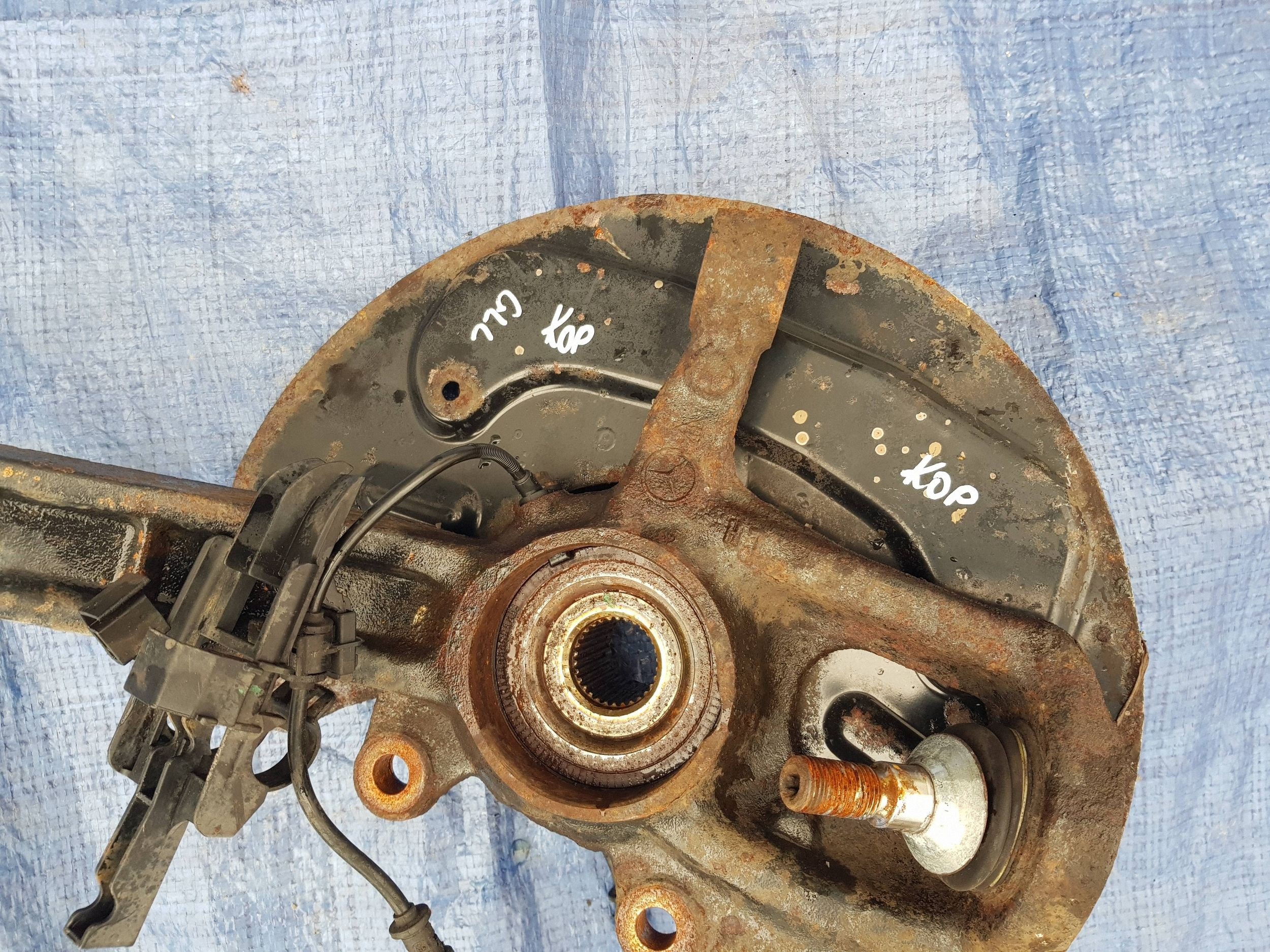 otoč čepu předek levá 01060037 MERCEDES ML W164 GL X164