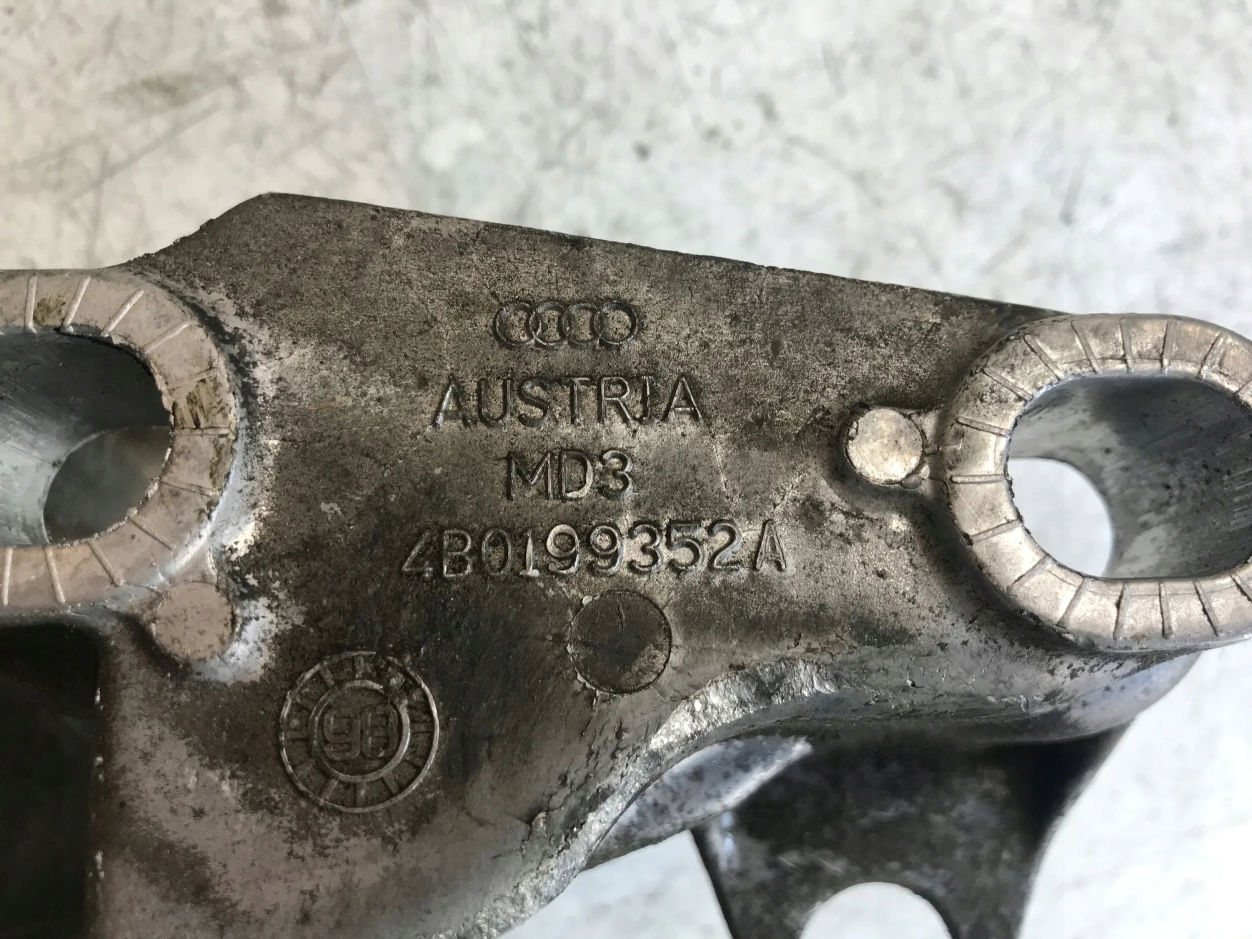 engine mount AUDI A4 B5 VW PASSAT B5 4B0199352A