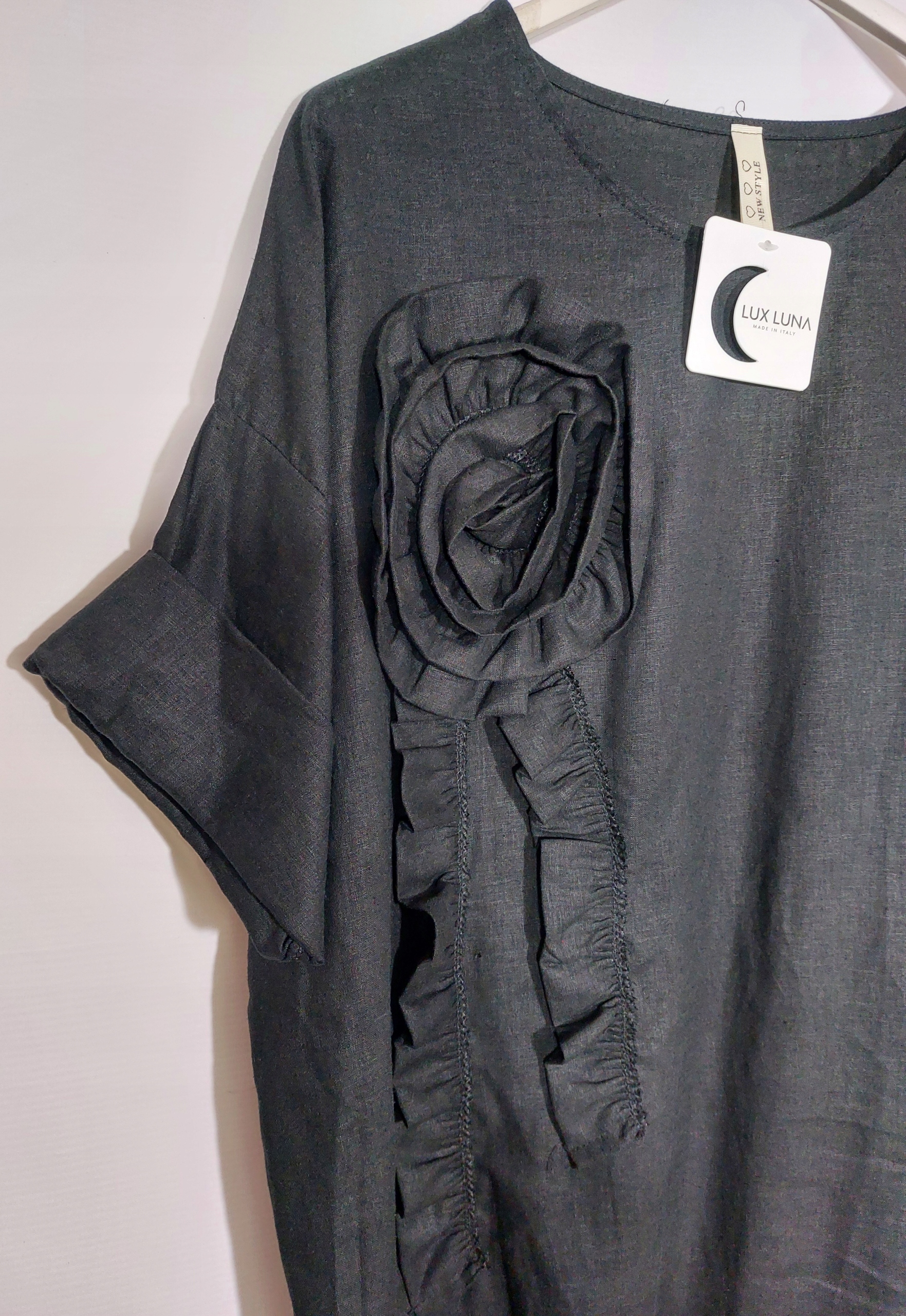 LUX LUNA włoska lniana sukienka czarna z kwiatem Długość przed kolano