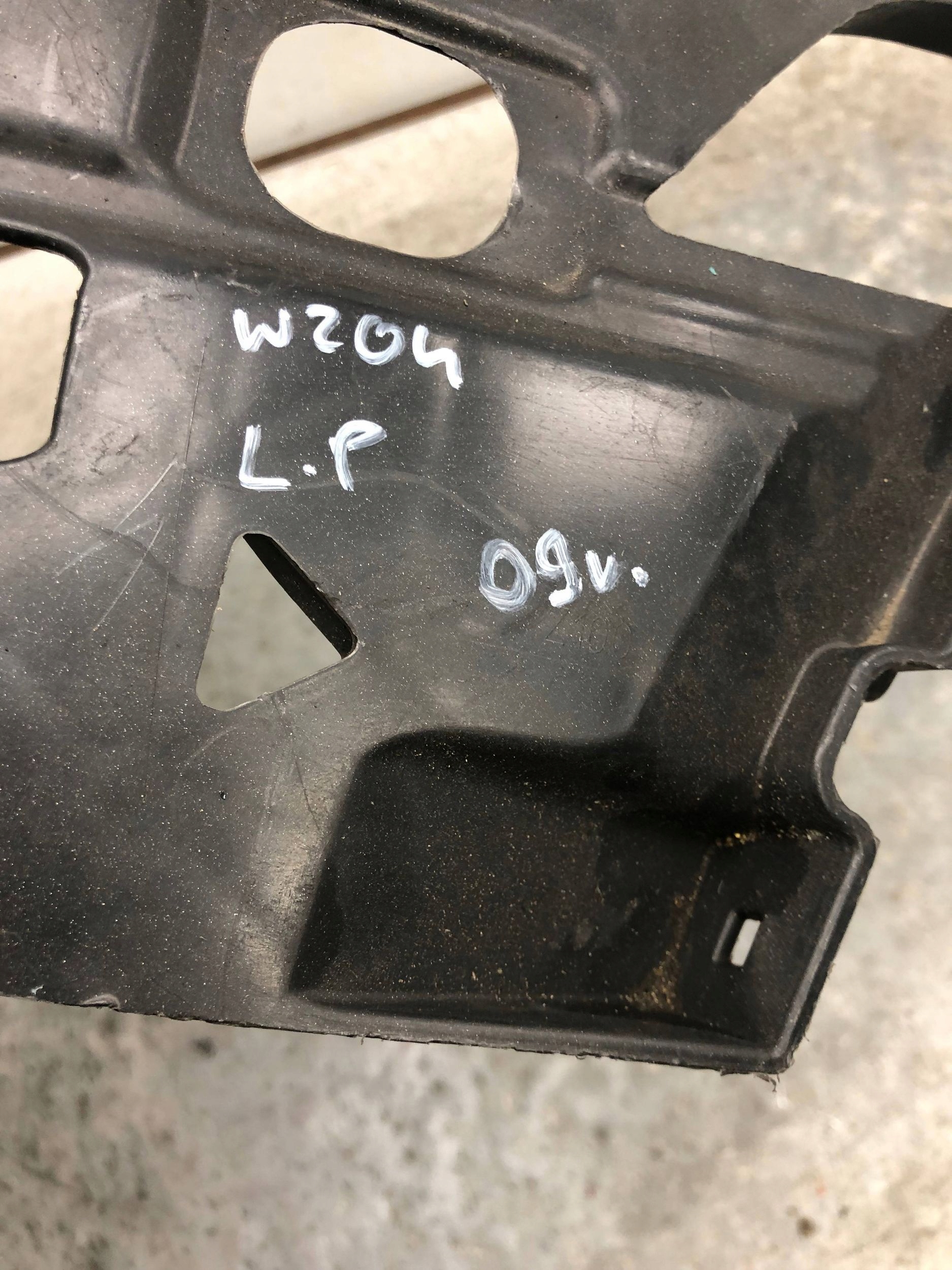 bumper bracket left front MERCEDES W204 A2048850765