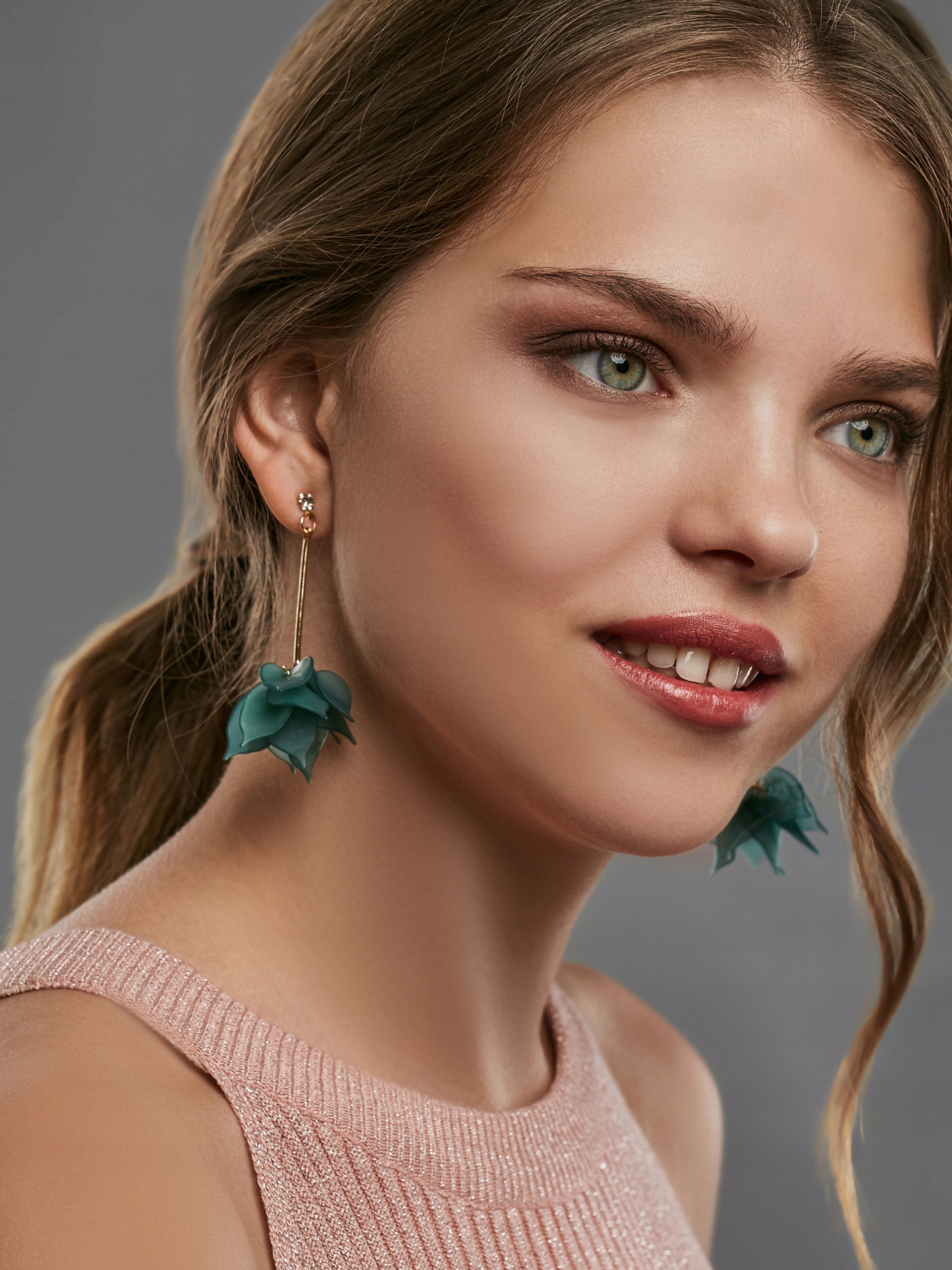 

Kolczyki z zawieszką w formie płatków