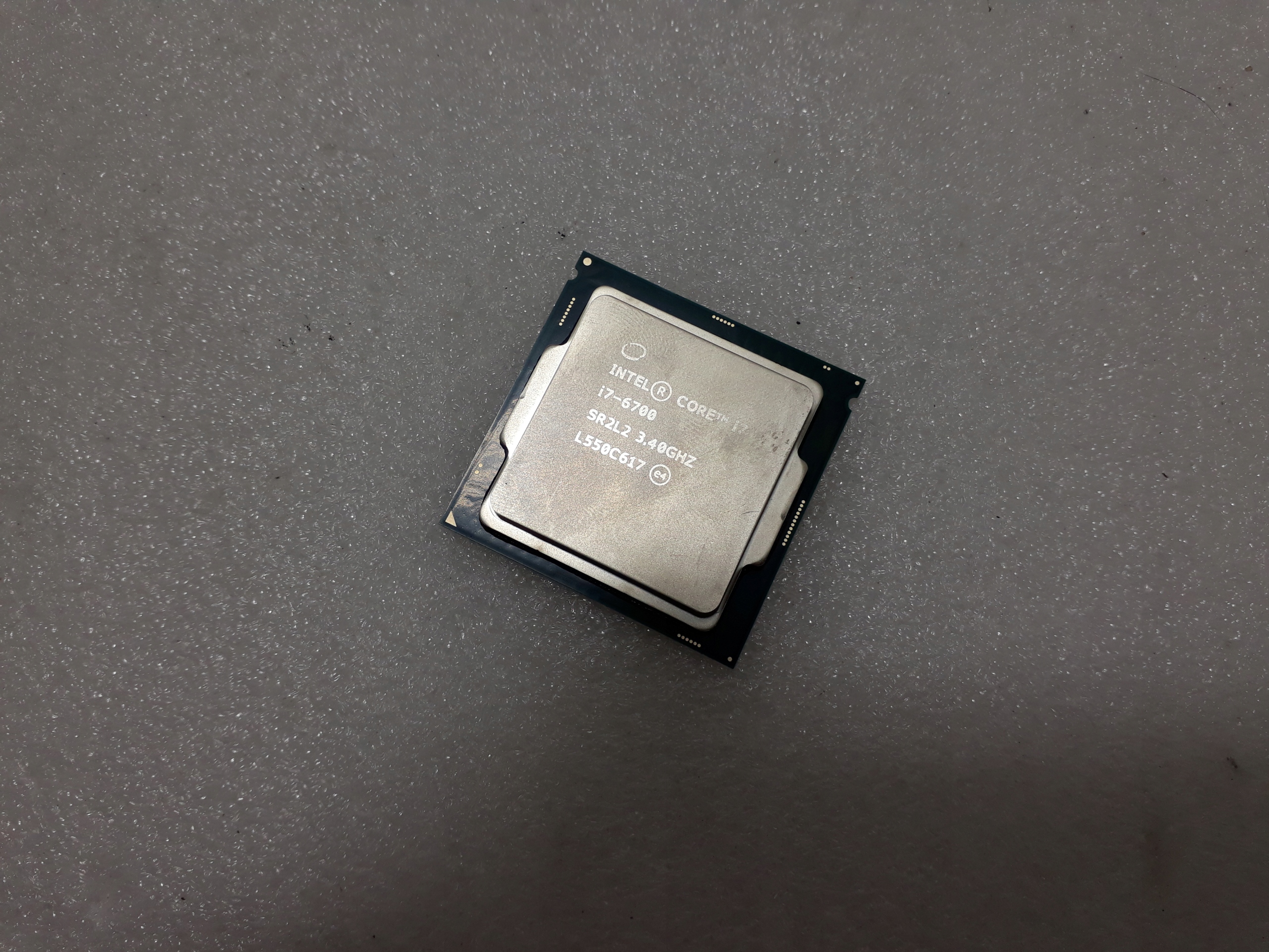 ① i7-6700 Wi-Fi & Bluetooth Intel Core i7-6700 3,4 GHz