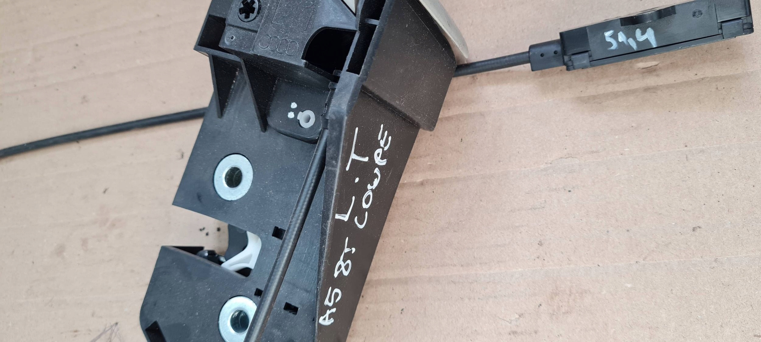 A5 8T LIFT lock KANAPY seat OPARCJA left rear part 8K5885681 A4 B8