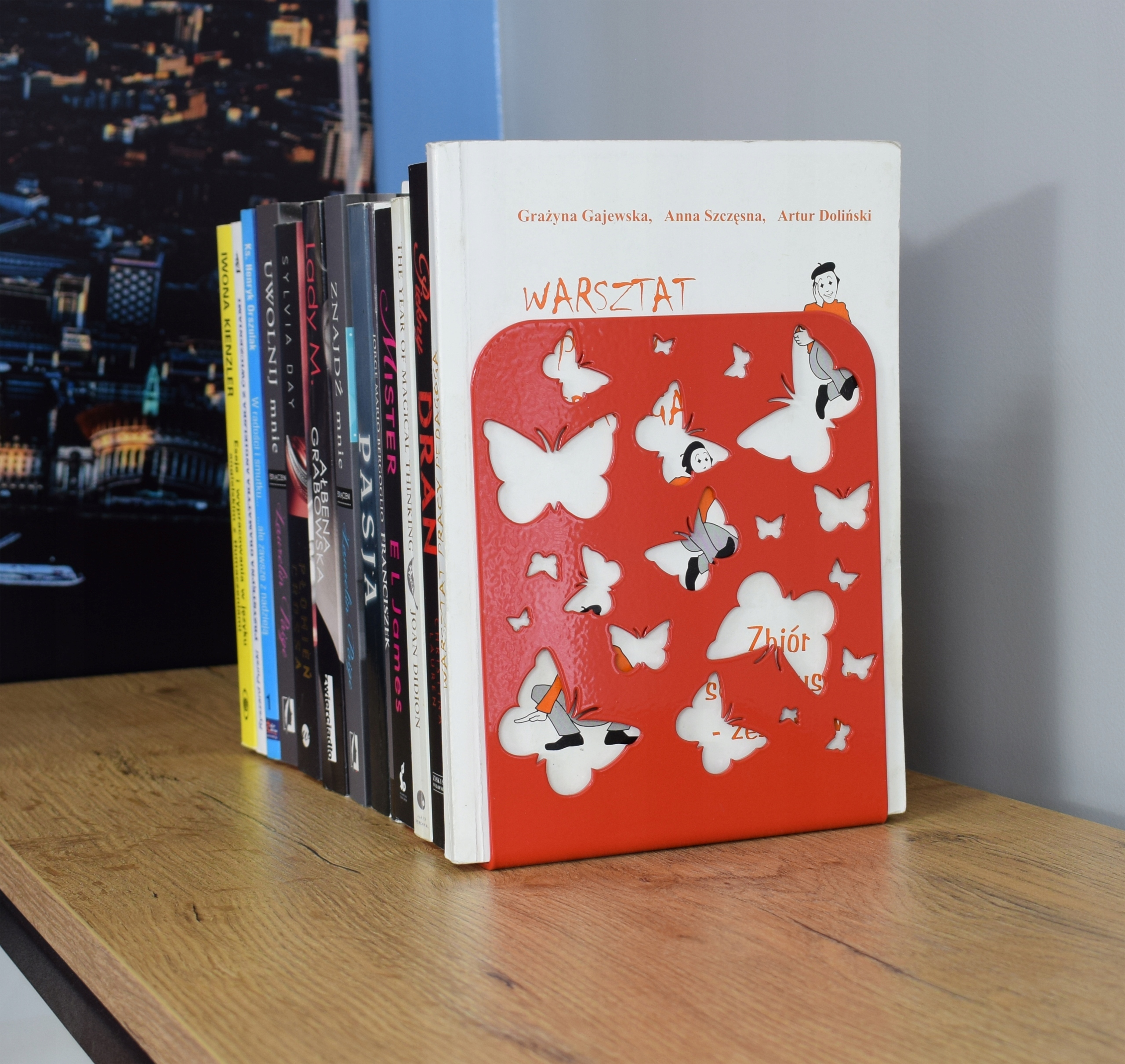 Podpórka do książek motyle solidna metalowa czarna Szerokość produktu 13 cm