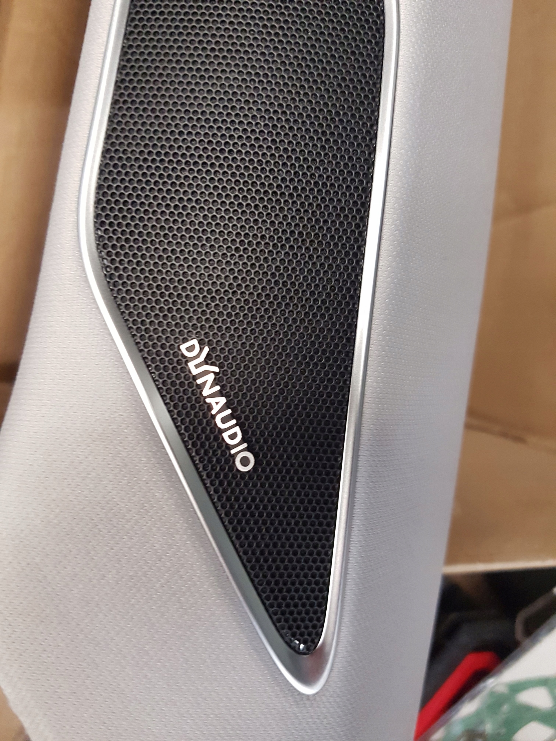 OSŁONA SŁUPKA LEWA TOUAREG III DYNAUDIO Producent części Volkswagen OE