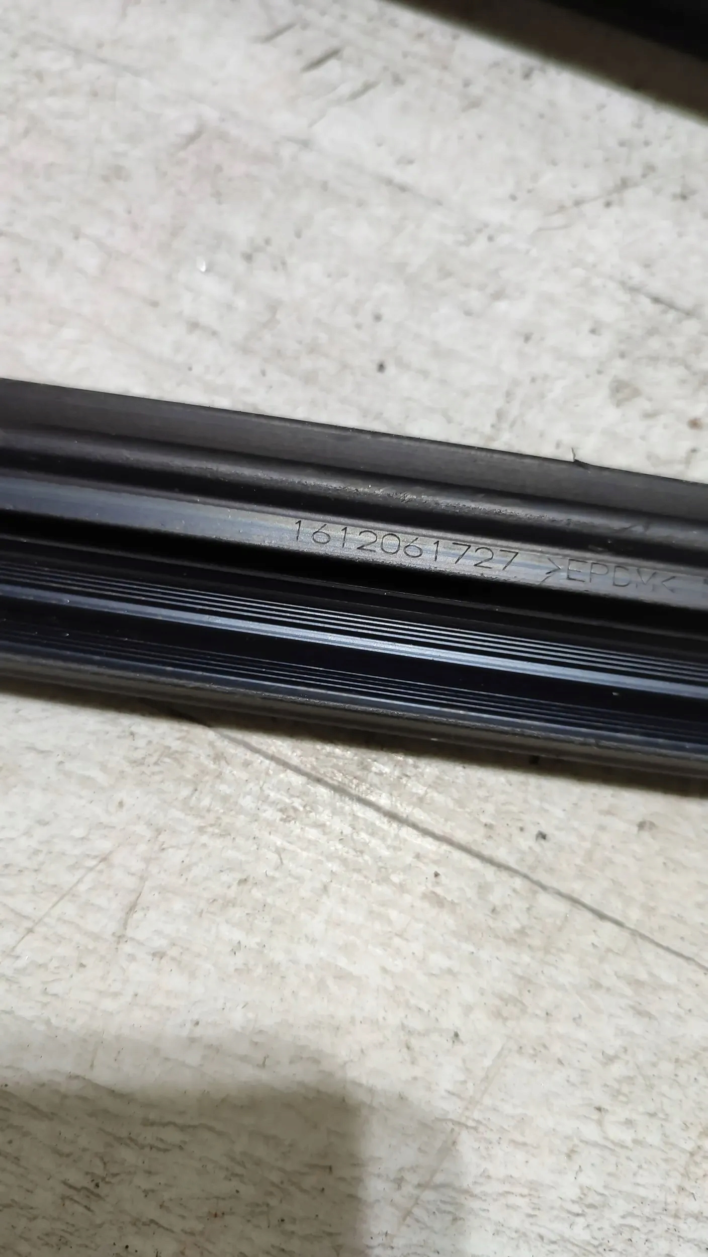 Mazda 3 III BM 17r front side left gasket windows door