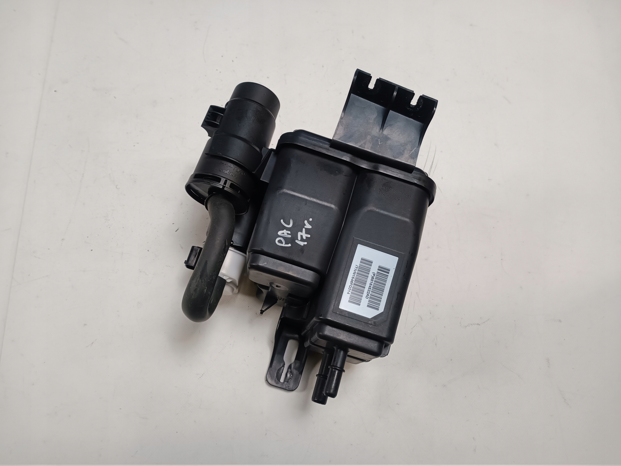 karbonski filter oparow goriva Chrysler Pacifica 2016