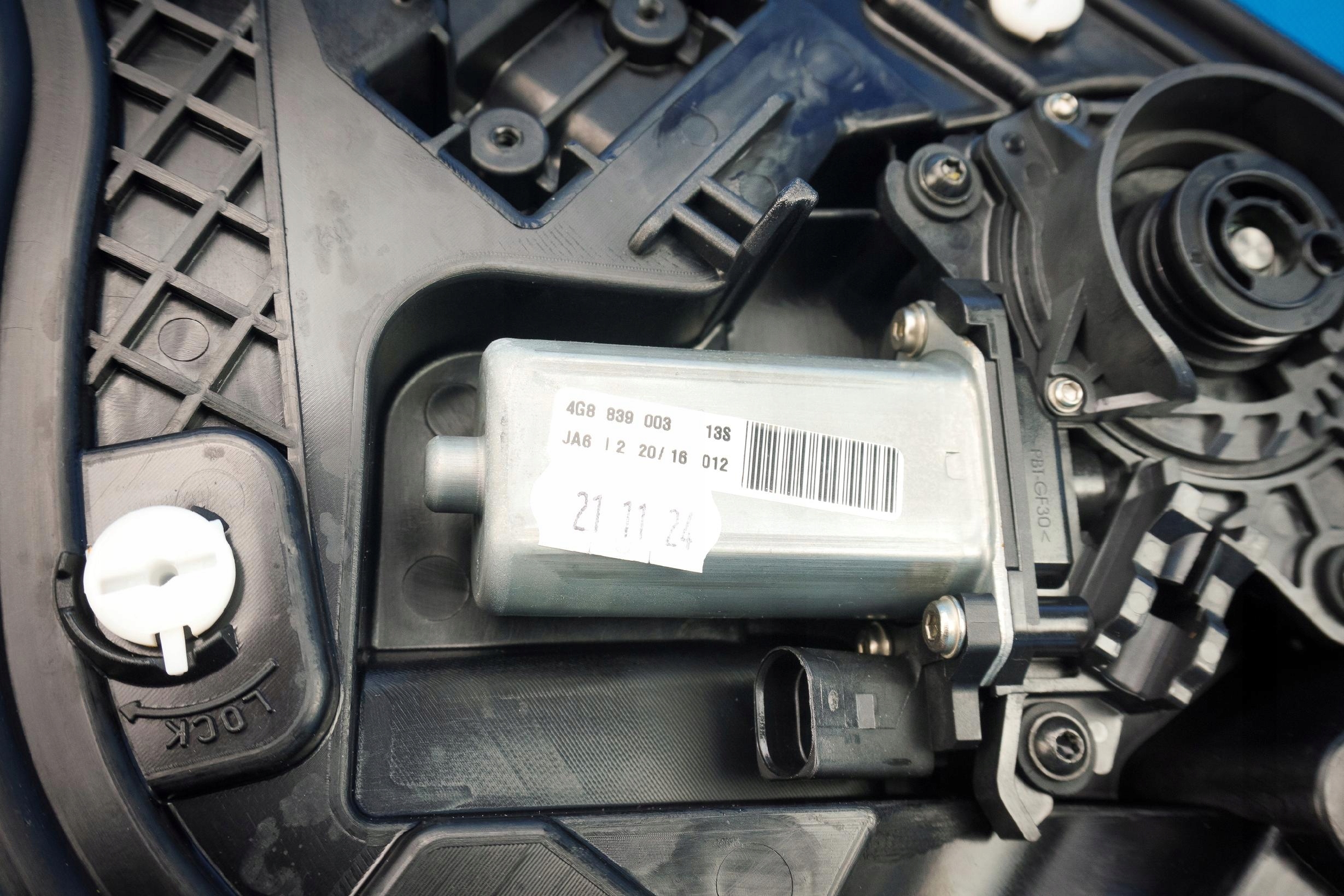 engine dociagu door Audi A7 S7 RS7 4G8 4G8839003