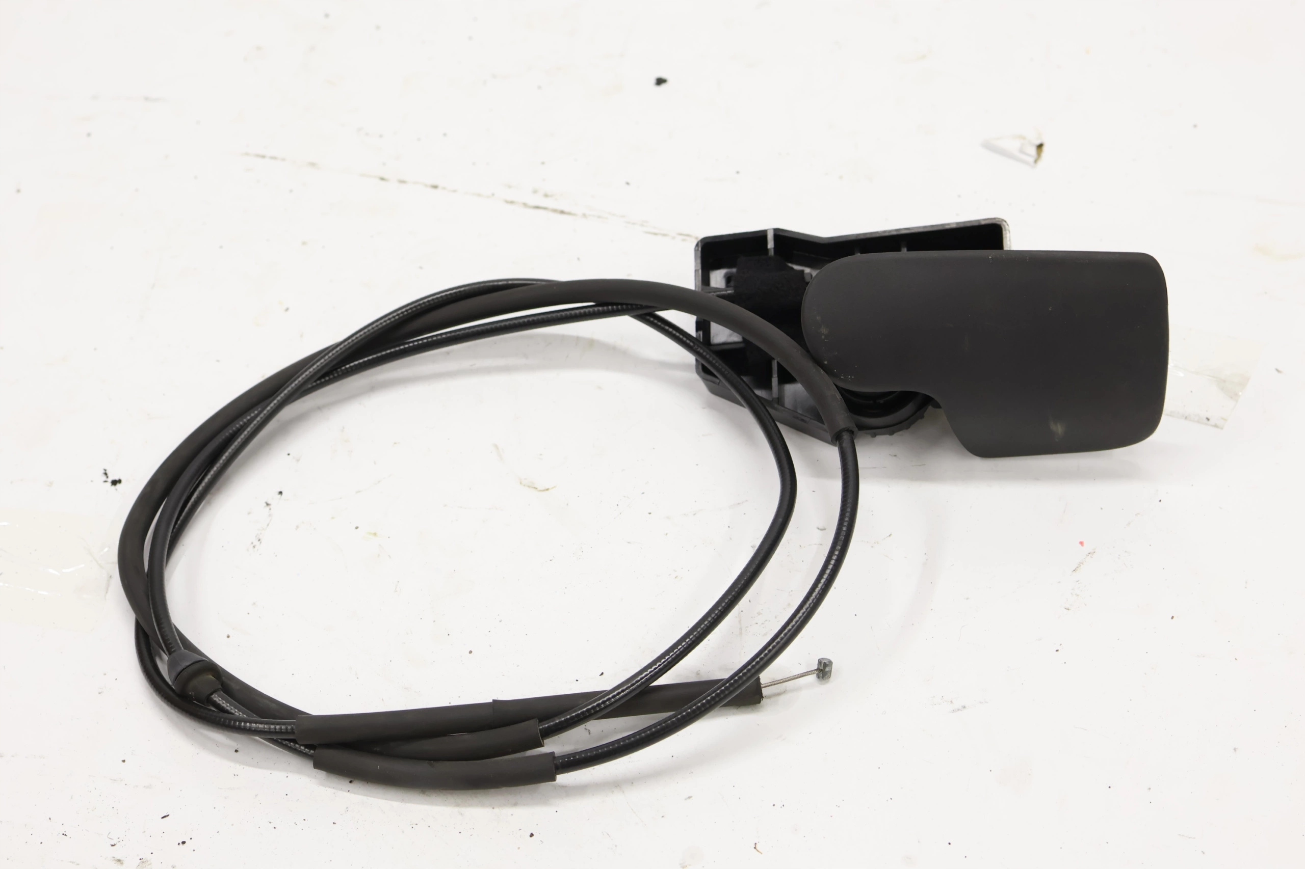 Audi A12a трос maski2b823633a1