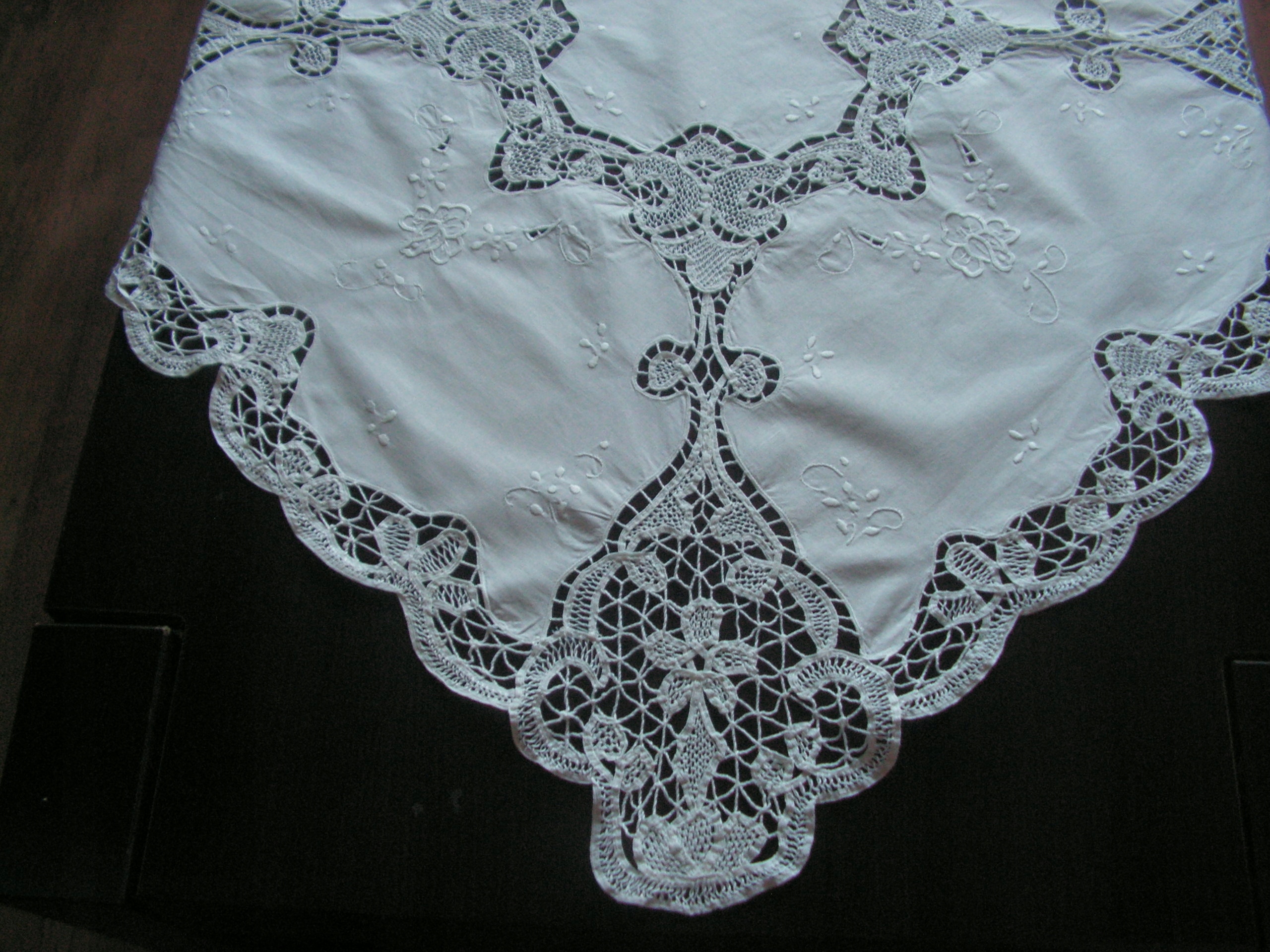 Милая Вышитая Скатерть