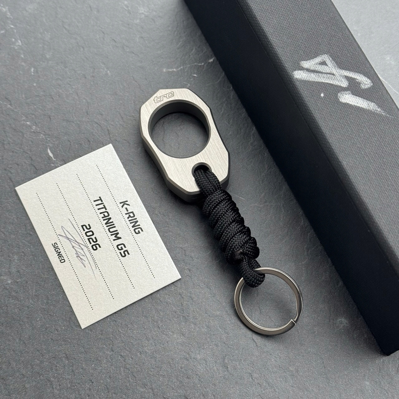 Trc Knives Ti K-Ring od Ostap Hel Design Titanový Edc prívesok s podpismi