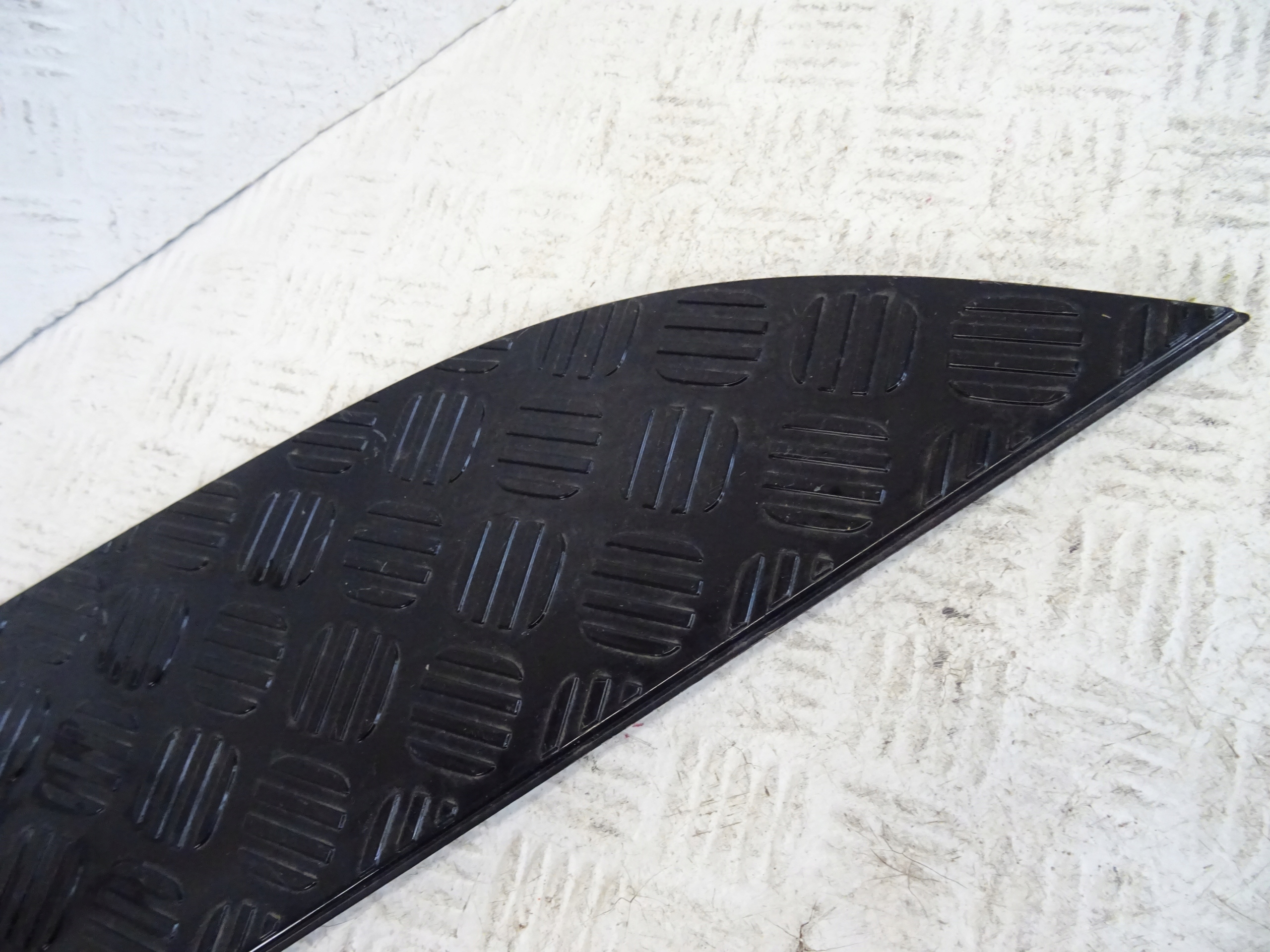 moulding threshold left LAND ROVER DEFENDER L663 L8B2-16C629-A