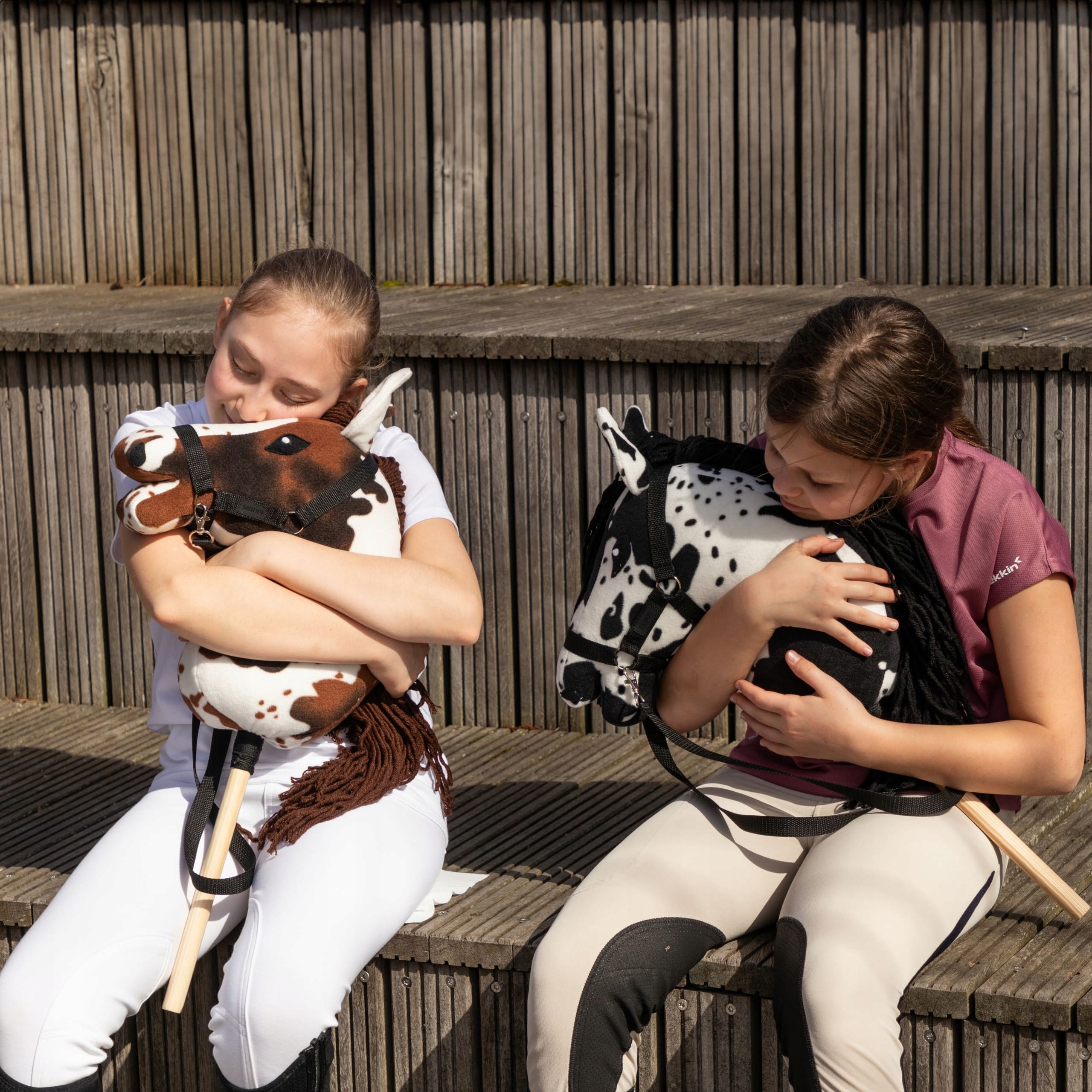 KOŃ NA KIJU HOBBY HORSE SKIPPI KONIK NA PATYKU DLA DZIECKA BIAŁO-CZARNY Minimalny wiek dziecka 3