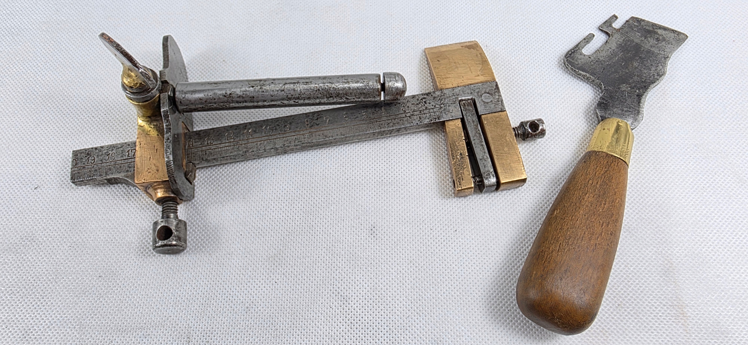 STARY PRZYRZĄD KALETNICZY DO CIĘCIA PASÓW