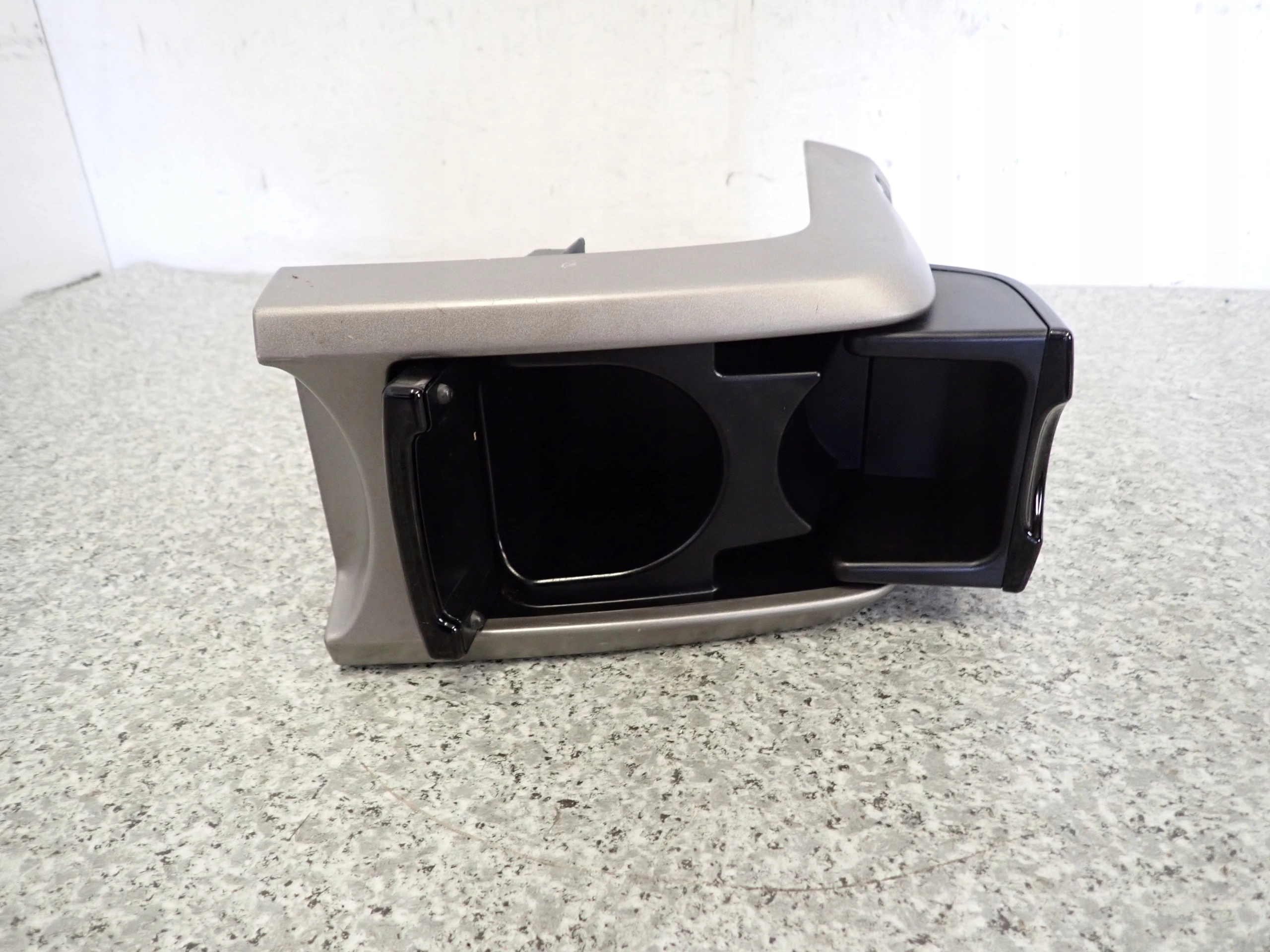 TOYOTA PRIUS II 03-09 бардачок тунель середина