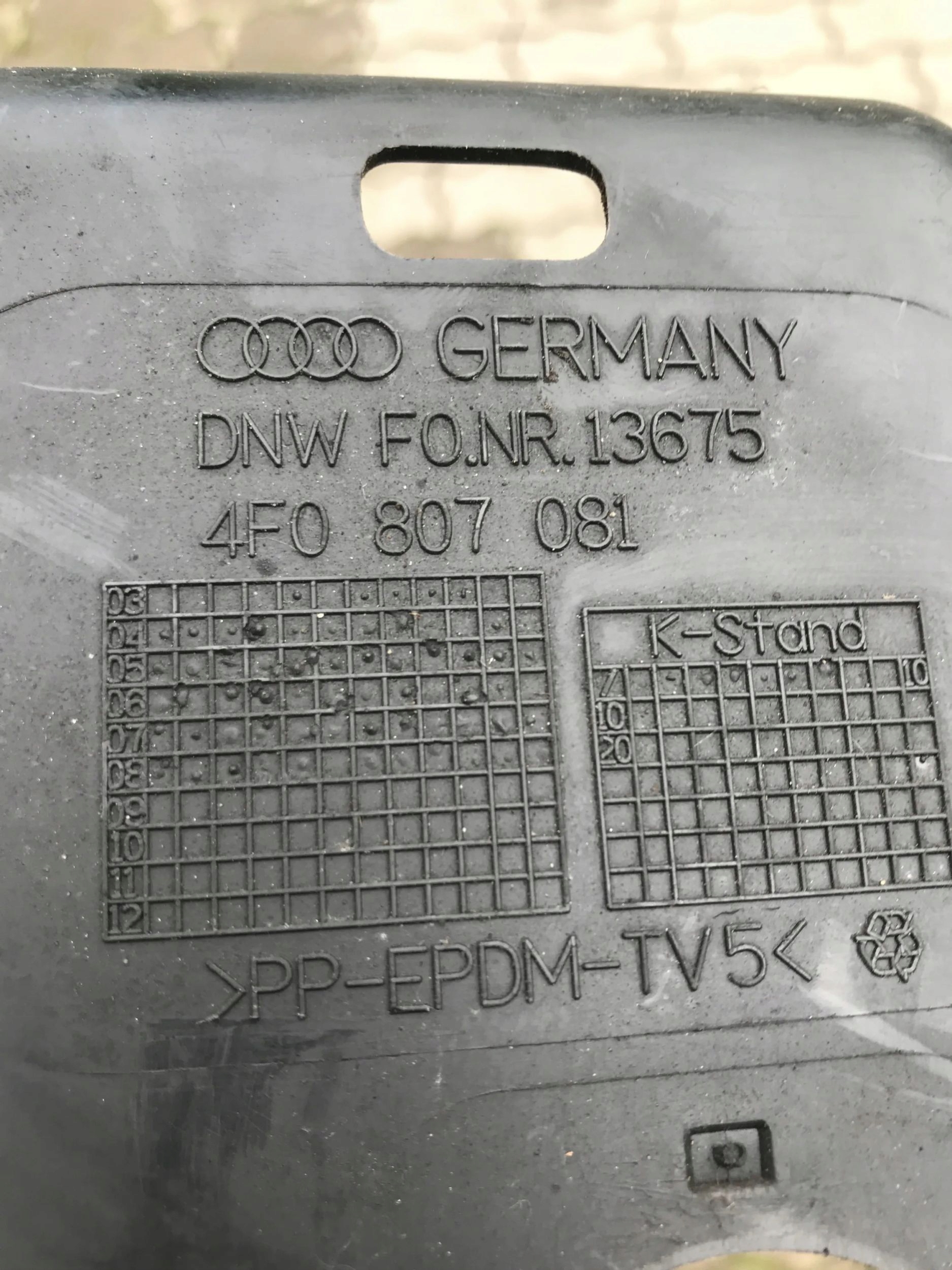 kryt stěny předního AUDI A6 C6 LIFT 4F0807081
