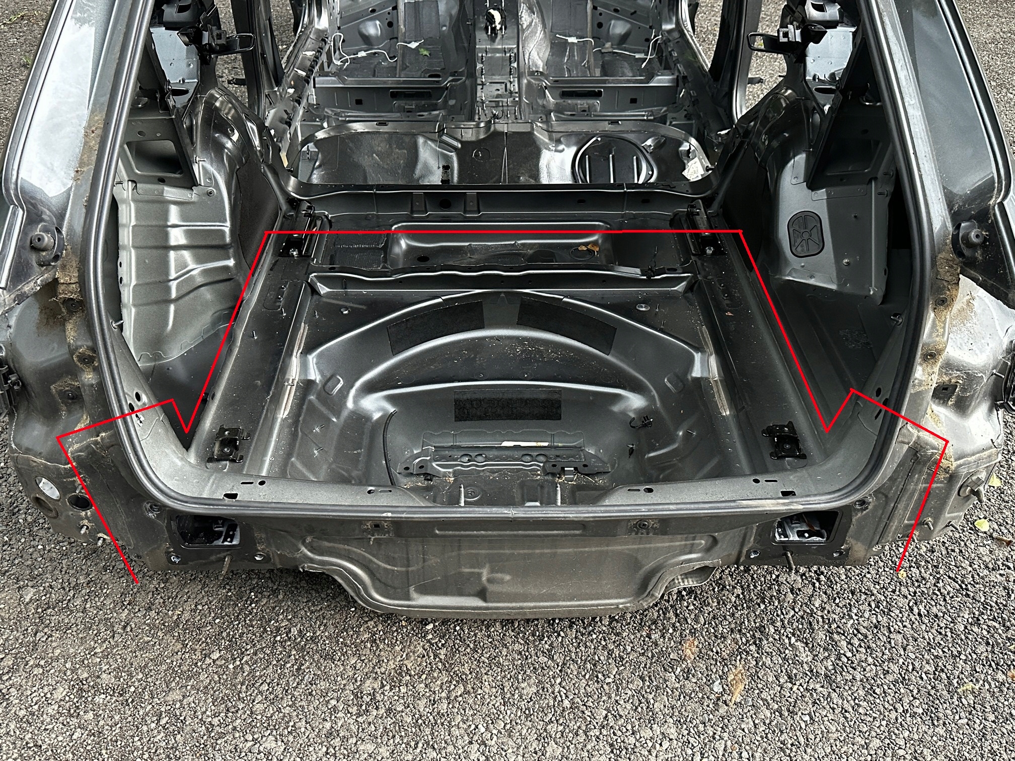 AUDI A4 B9 KOMBI AVANT ĆWIARTKA TYLNA TYŁ WANNA BAGAŻNIKA PASY TYLNY