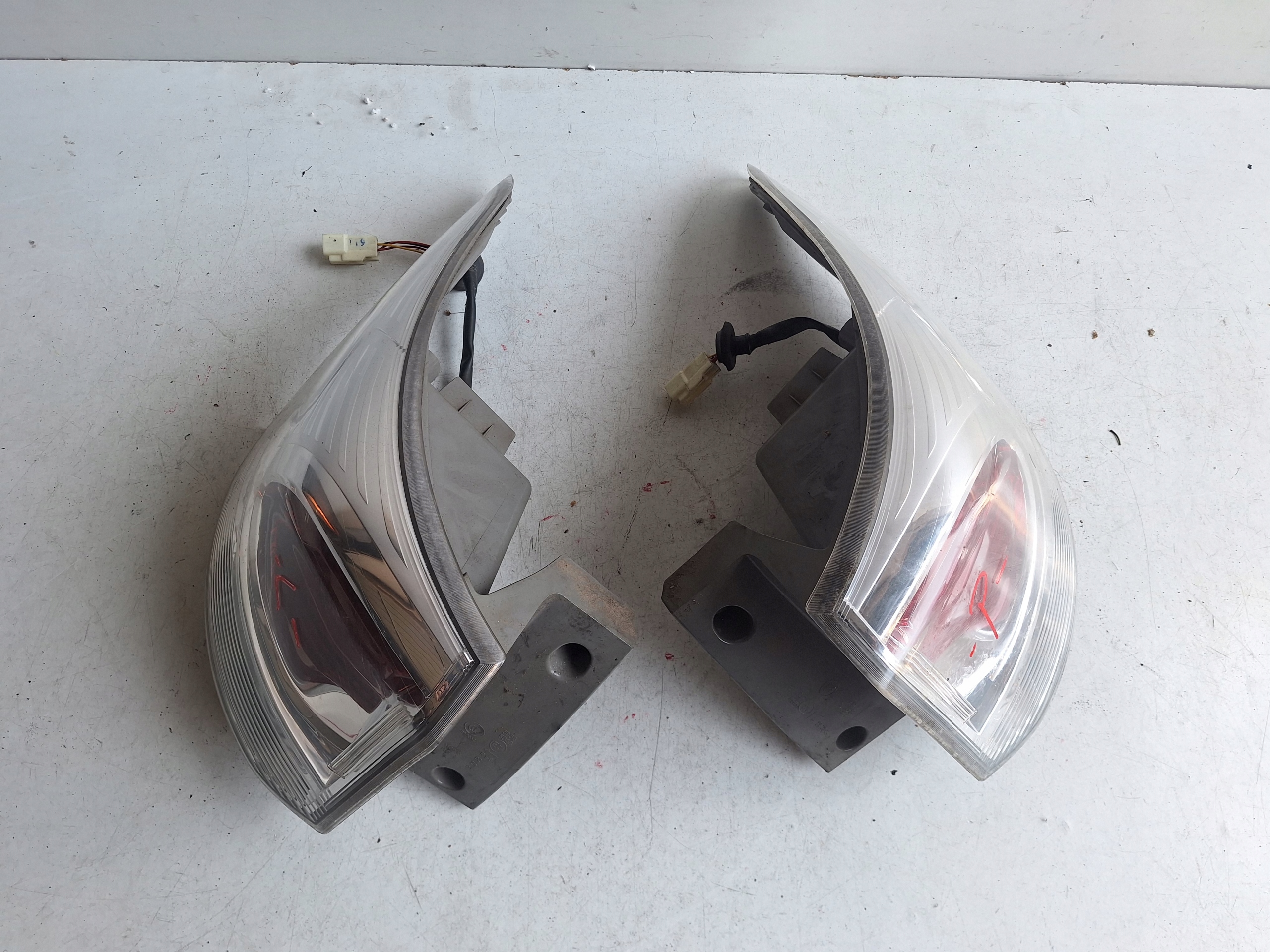 MITSUBISHI OUTLANDER III 13-15 light right fender
