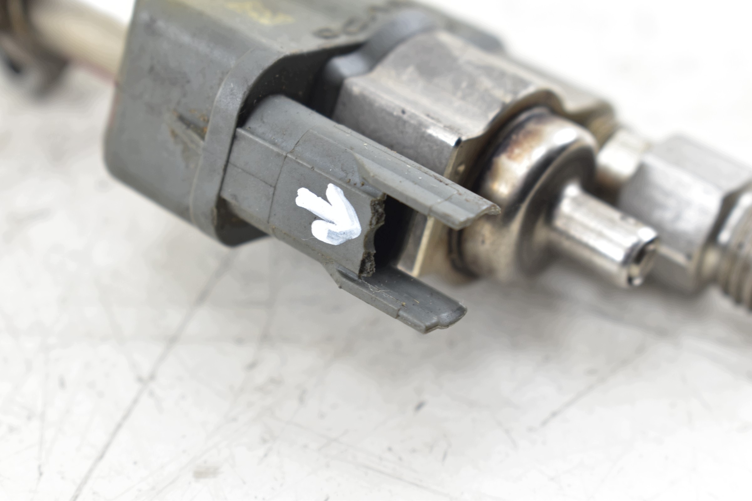 injector BMW E81 E87 E90 E91 E60 E61 F01 F10 F11 2.0i 3.0i 7589048-04