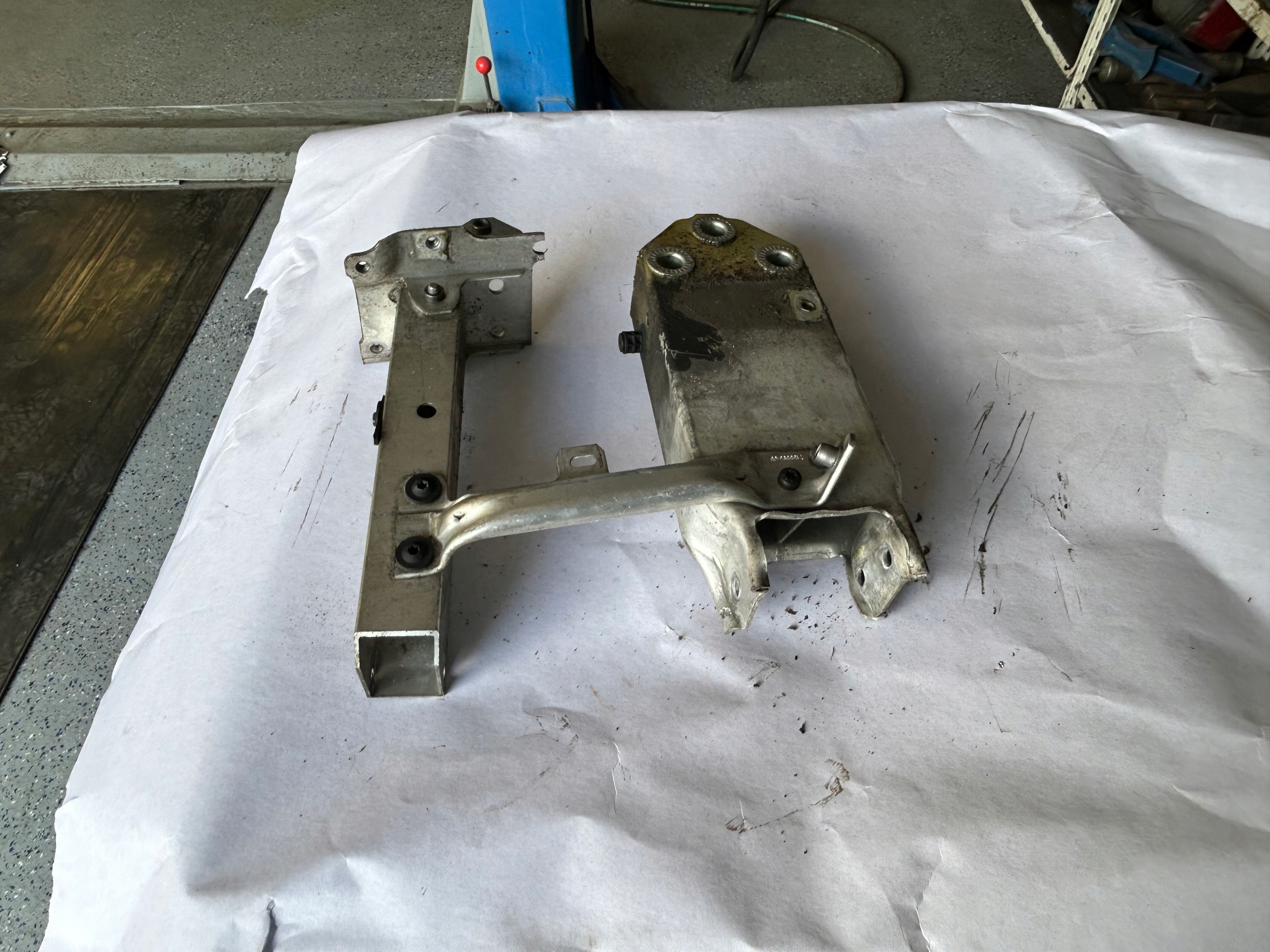BMW F10 Stütze Halter links 7186513