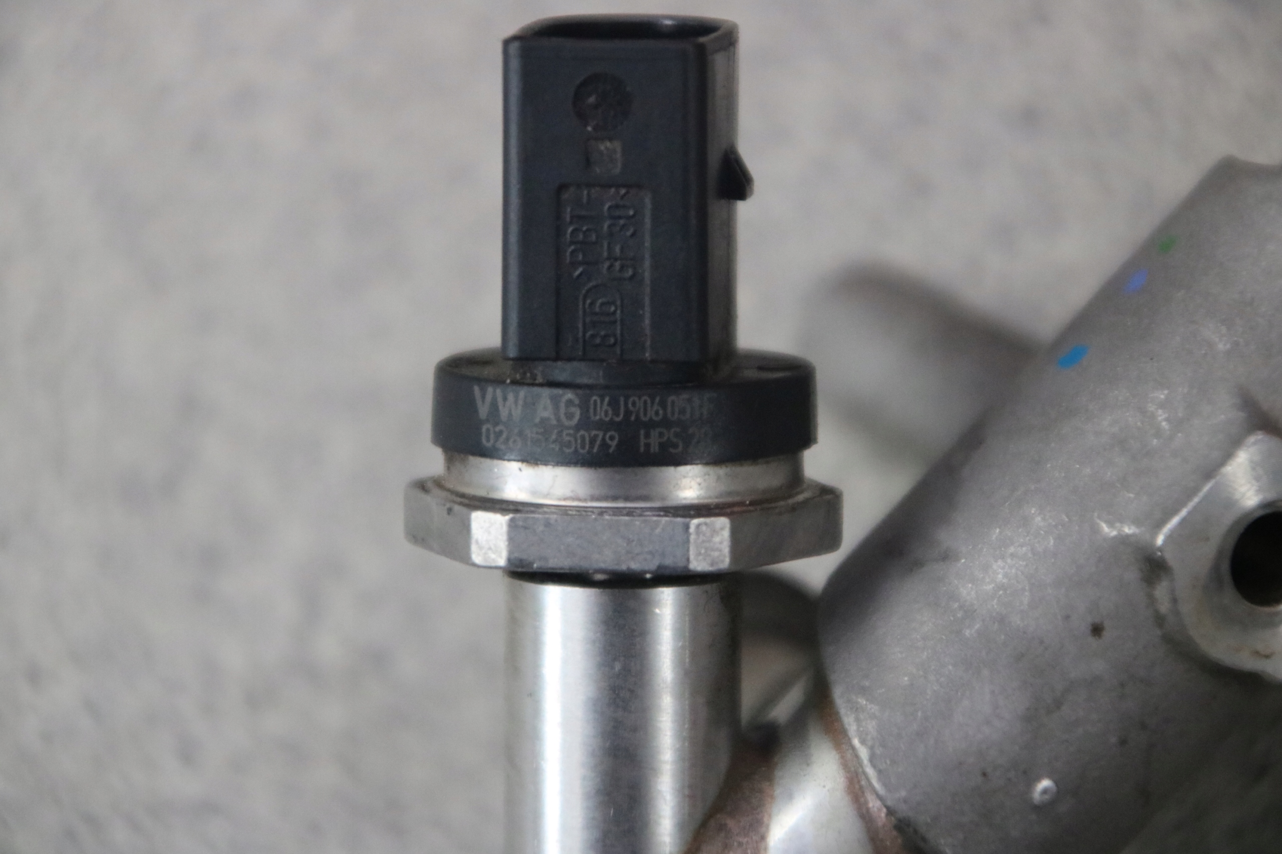 AUDI A4 A6 A8 Kraftstoffverteiler Einspritzleiste Sensor 06E130089AA
