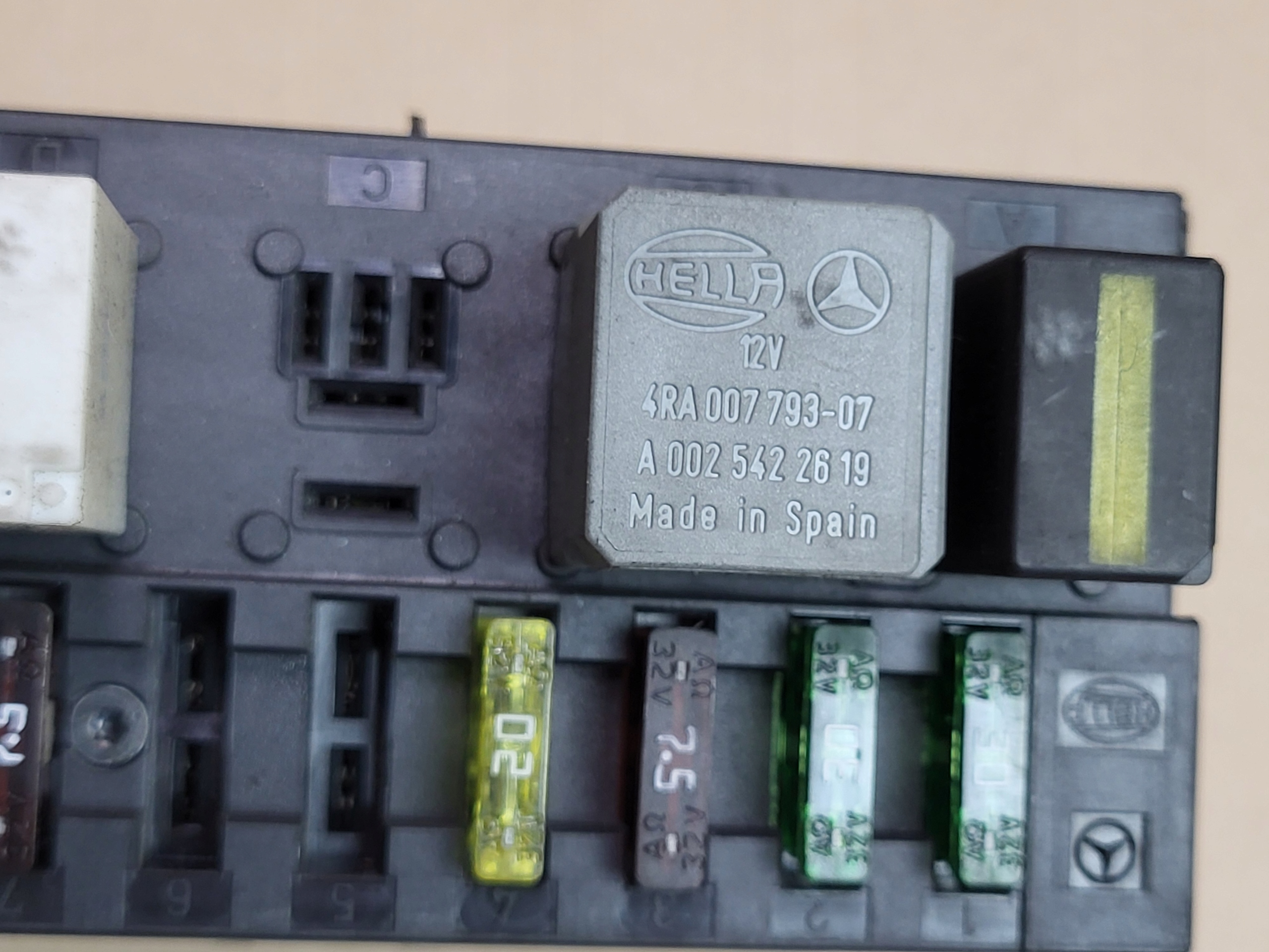 compartment PRZEKAZNIKOW of fuses module SAM MERCEDES C W203 1.8 compressor;