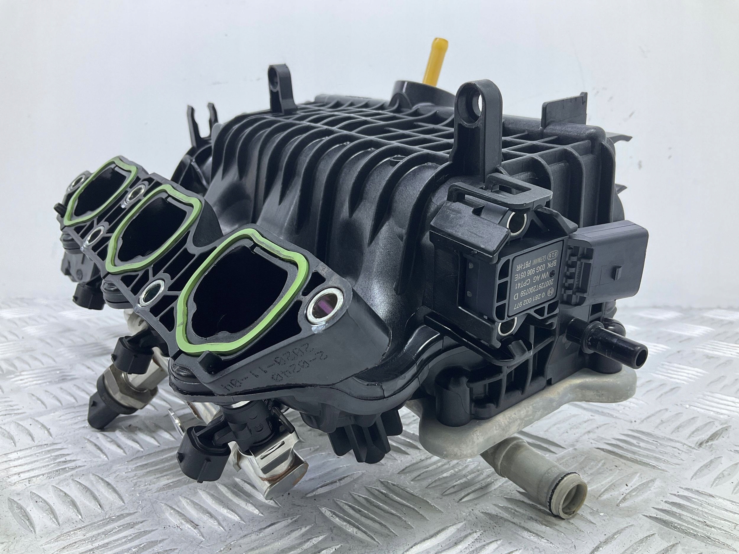 2022 SKODA KAMIQ коллектор Впускный 04C129711F