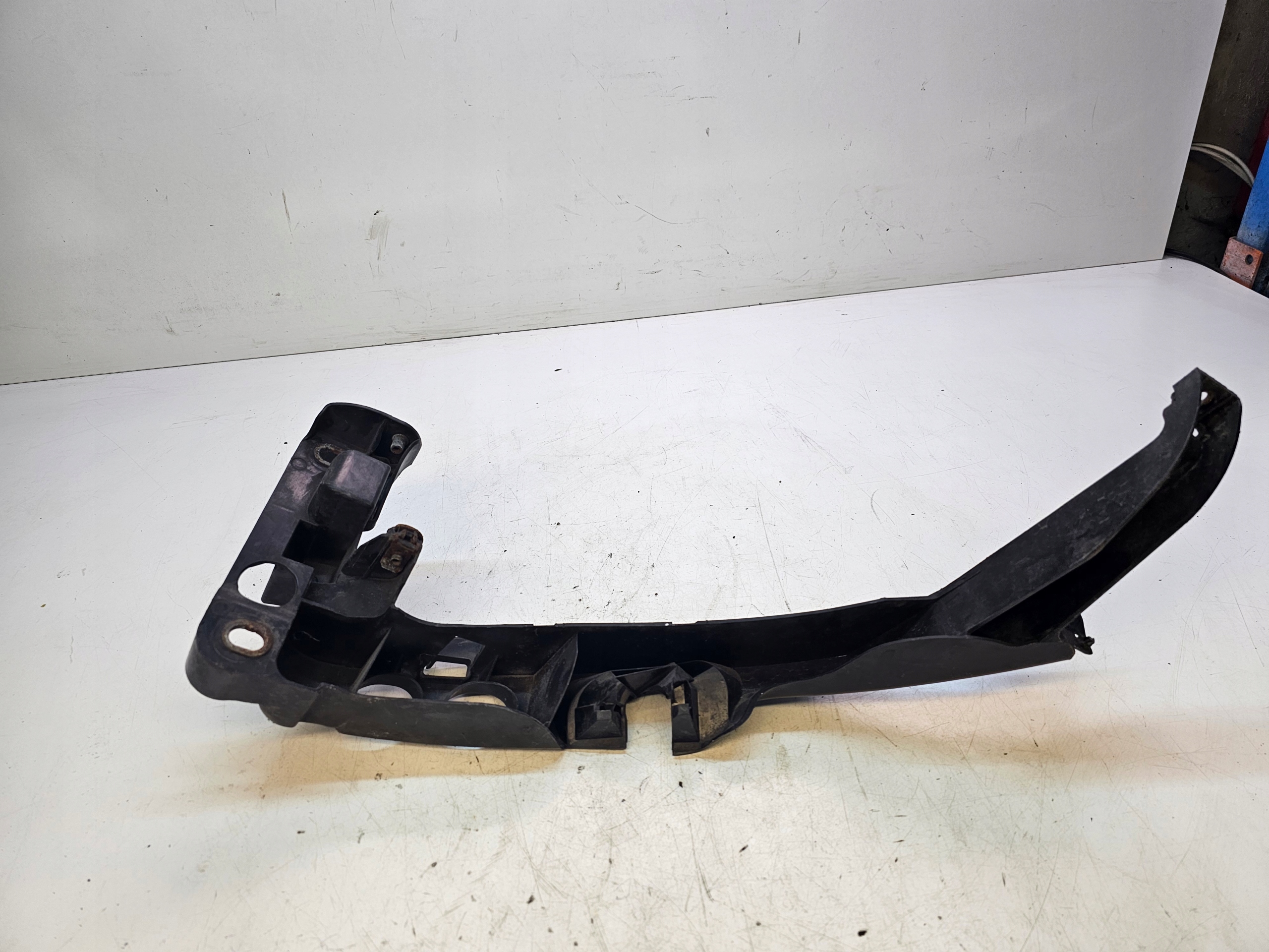 support REFLEKTORA right AUDI A3 8P LIFT 8P0805608