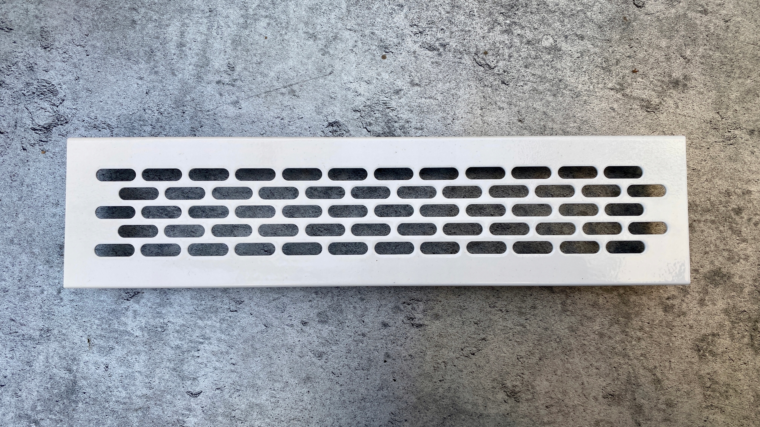 

Kratka Wentylacyjna meblowa 24,5x 6cm alumin Biała