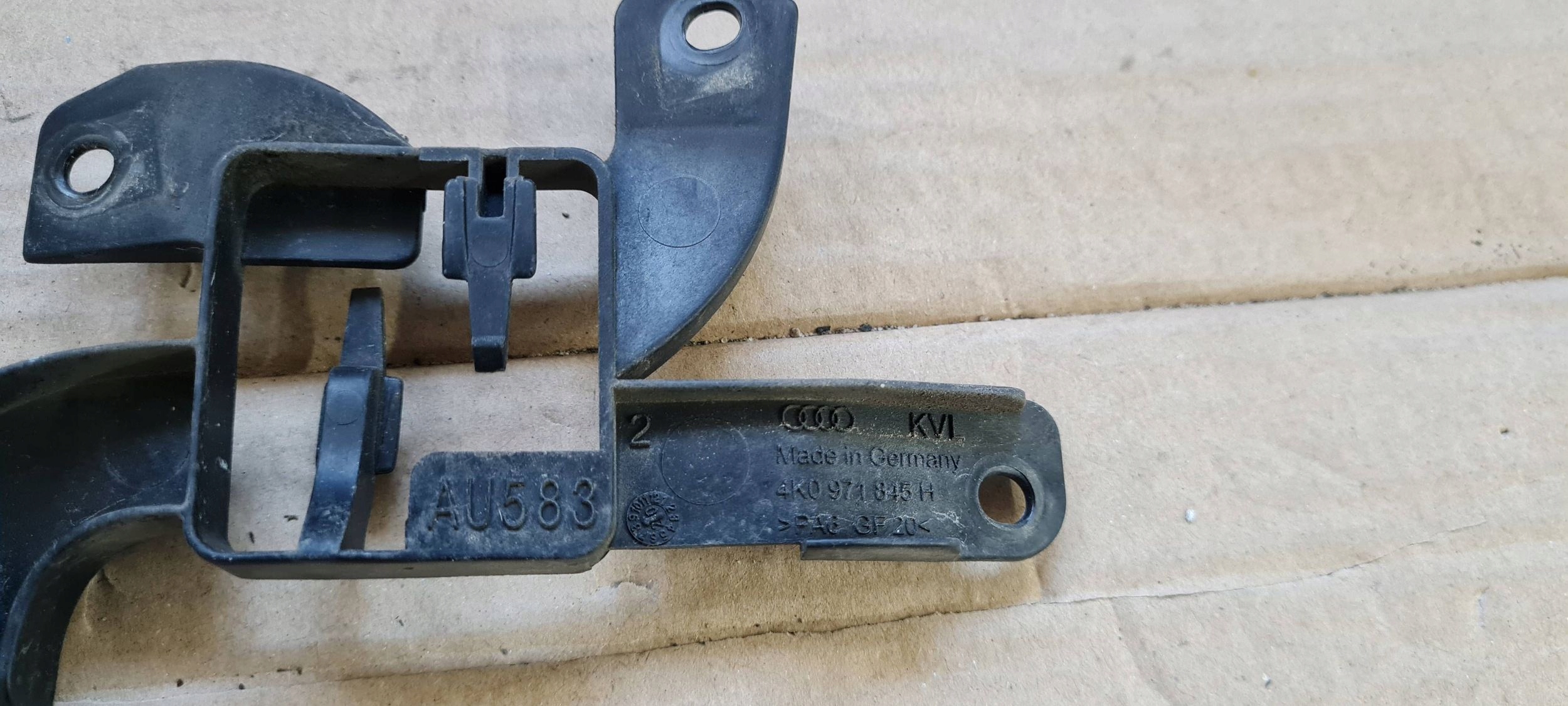 A6 C8 4K console bracket holder WIAZKI PRZEWODOW 4K0971845H
