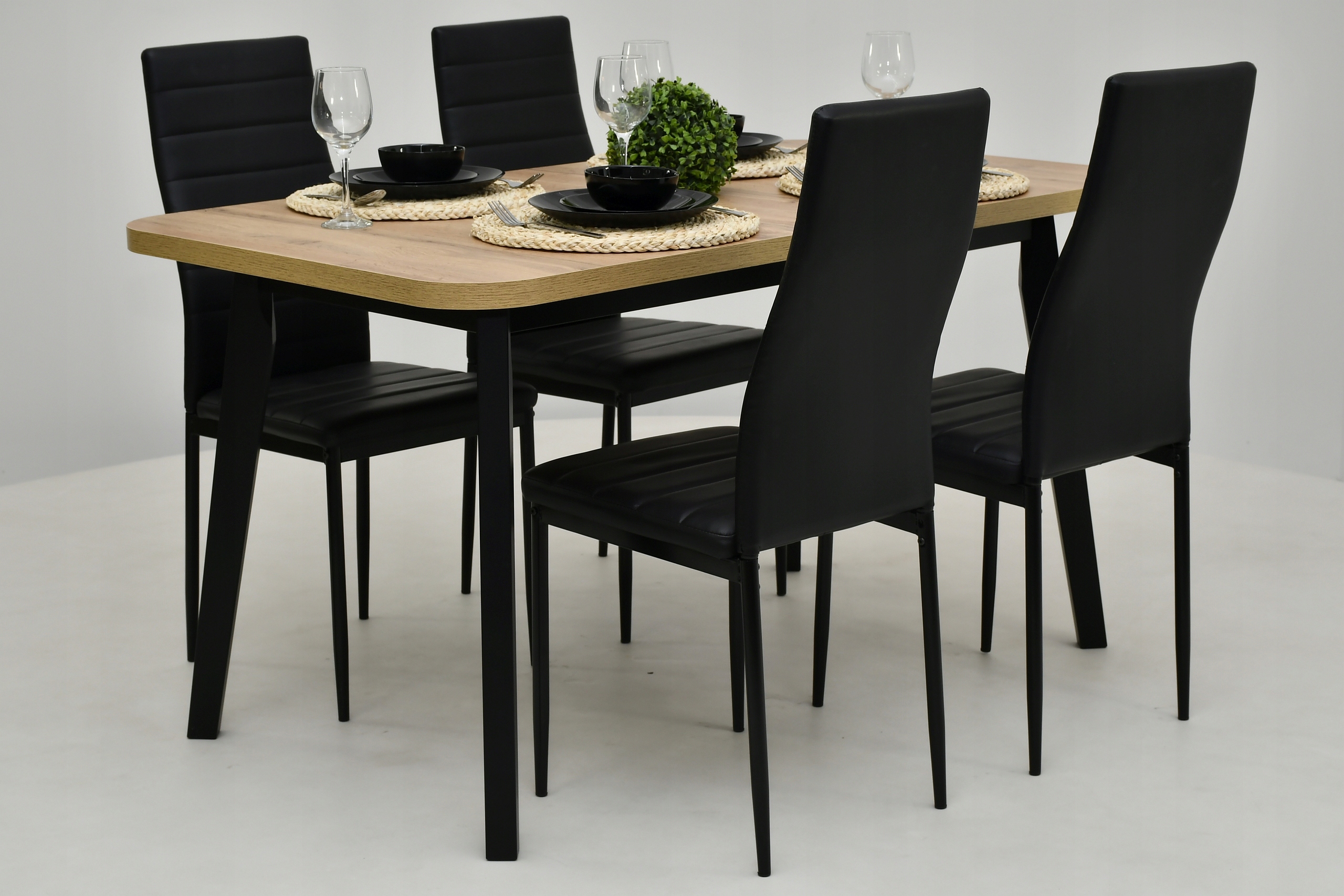 stół z zaokrąglonymi rogami, 4 czarne krzesła Marka Meblowy Raj